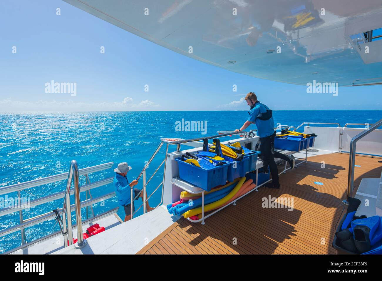 Die Crew bereitet sich auf das Schnorcheln der Touristen an Bord des Lady Musgrave Experience Tourboots, Southern Great Barrier Reef, Bundaberg, Quee vor Stockfoto