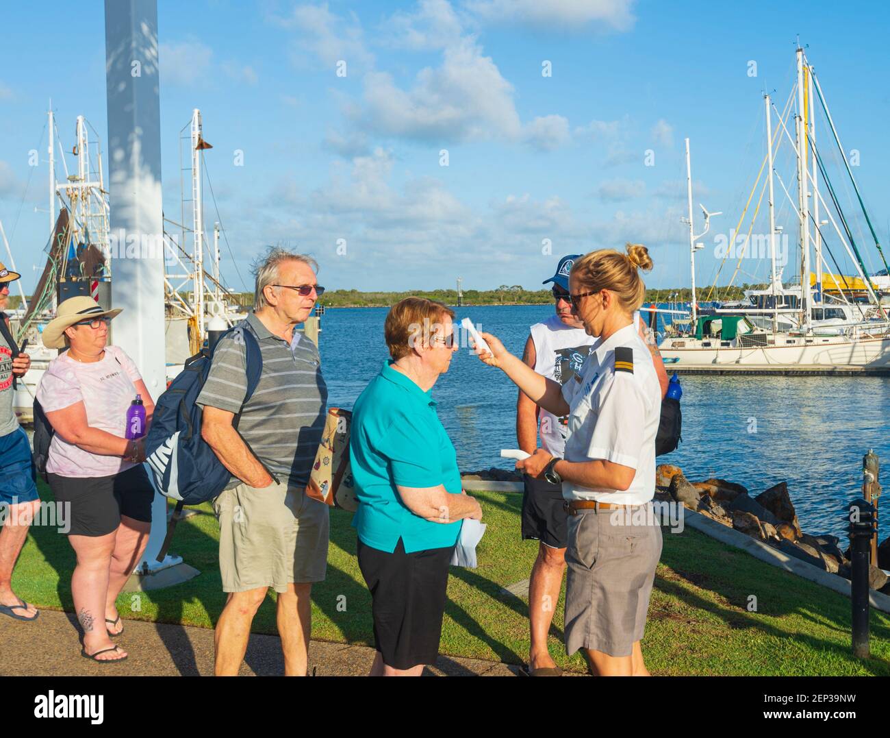 Touristen, die ihre Temperatur für Covid-19 vor einer Reise nach Lady Musgrave Island, Southern Great Barrier Reef, Queensland, QLD, Australi überprüfen lassen Stockfoto