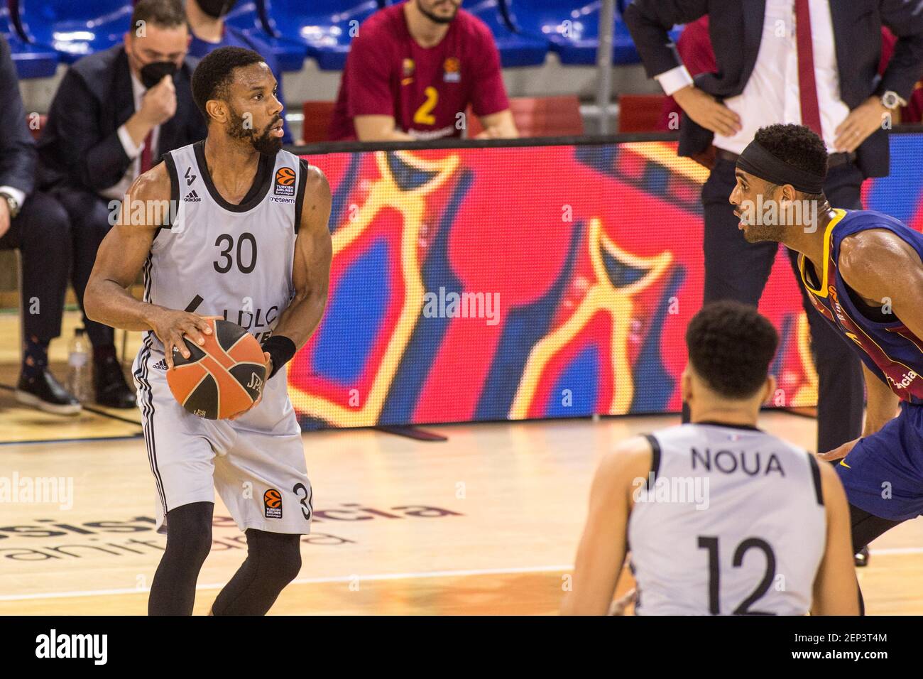 Barcelona, Spanien. Februar 2021, 26th. Norris Cole, Amine Noua von ASVEL Villeurbanne und Brandon Davies von Barcelona, im Einsatz während der Euroleague von Turkish Airlines, im Spiel zwischen FC Barcelona Bàsquet und ASVEL Lyon-Villeurbanne im Palau Blaugrana.(Final Score; Barcelona 69:76 Lyon-Villeurbanne) Credit: SOPA Images Limited/Alamy Live News Stockfoto