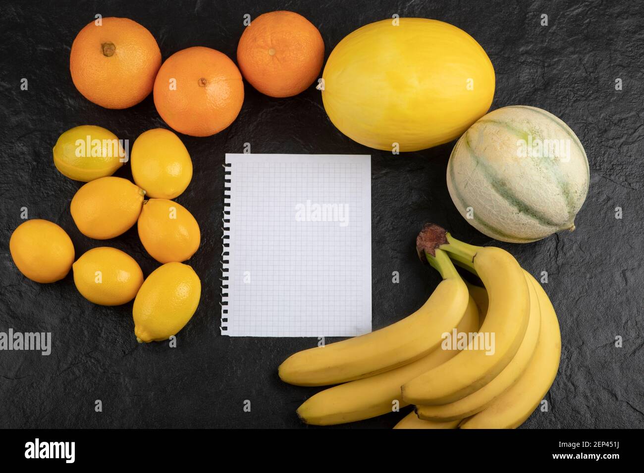 Verschiedene Früchte und gesundes Gemüse mit einem leeren Blatt Papier Stockfoto