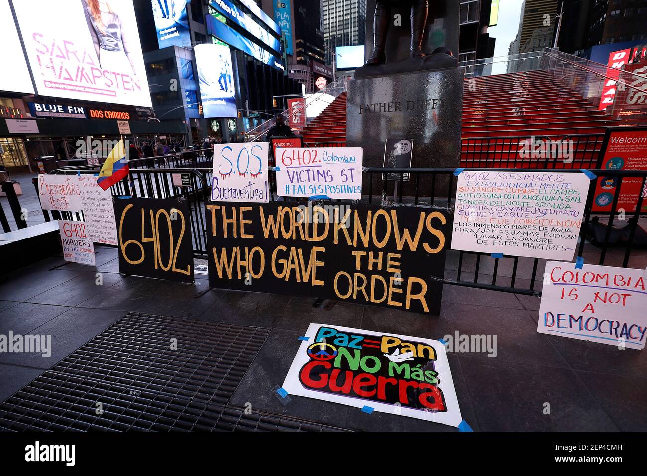 New York, Usa. Februar 2021, 26th. Plakate mit der Nummer '6402' sind im Times Square angeordnet. Das kolumbianische Tribunal enthüllte, dass die bestätigten 6402 zivilen Todesfälle der Armee mit der Absicht aufgeblasen wurden, die Statistiken zu verstärken, um den Kampf des Militärs gegen die linken Aufständischen zu legitimieren. Kredit: SOPA Images Limited/Alamy Live Nachrichten Stockfoto