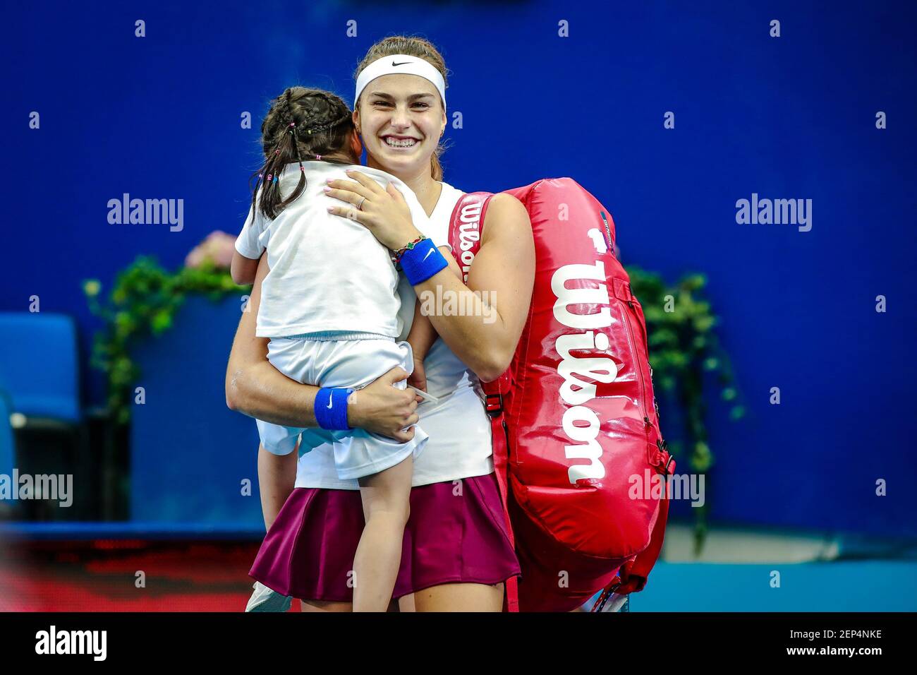 Aryna Sabalenka aus Weißrussland mit ihrer Tochter kommt am 2019