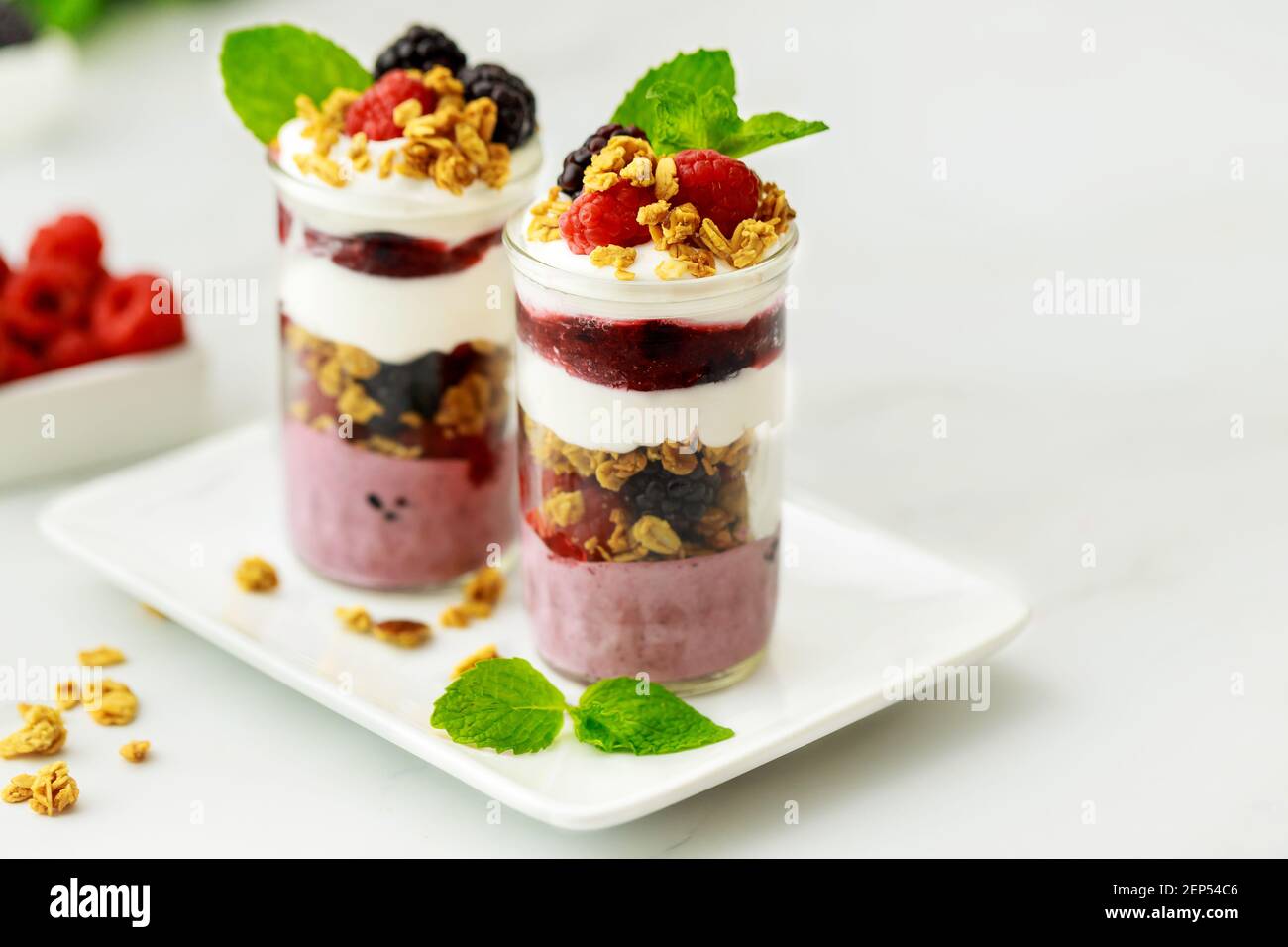 Griechischer Joghurt mit Chiasamen, Walnüssen und Himbeeren. Gesundes Frühstück Stockfoto