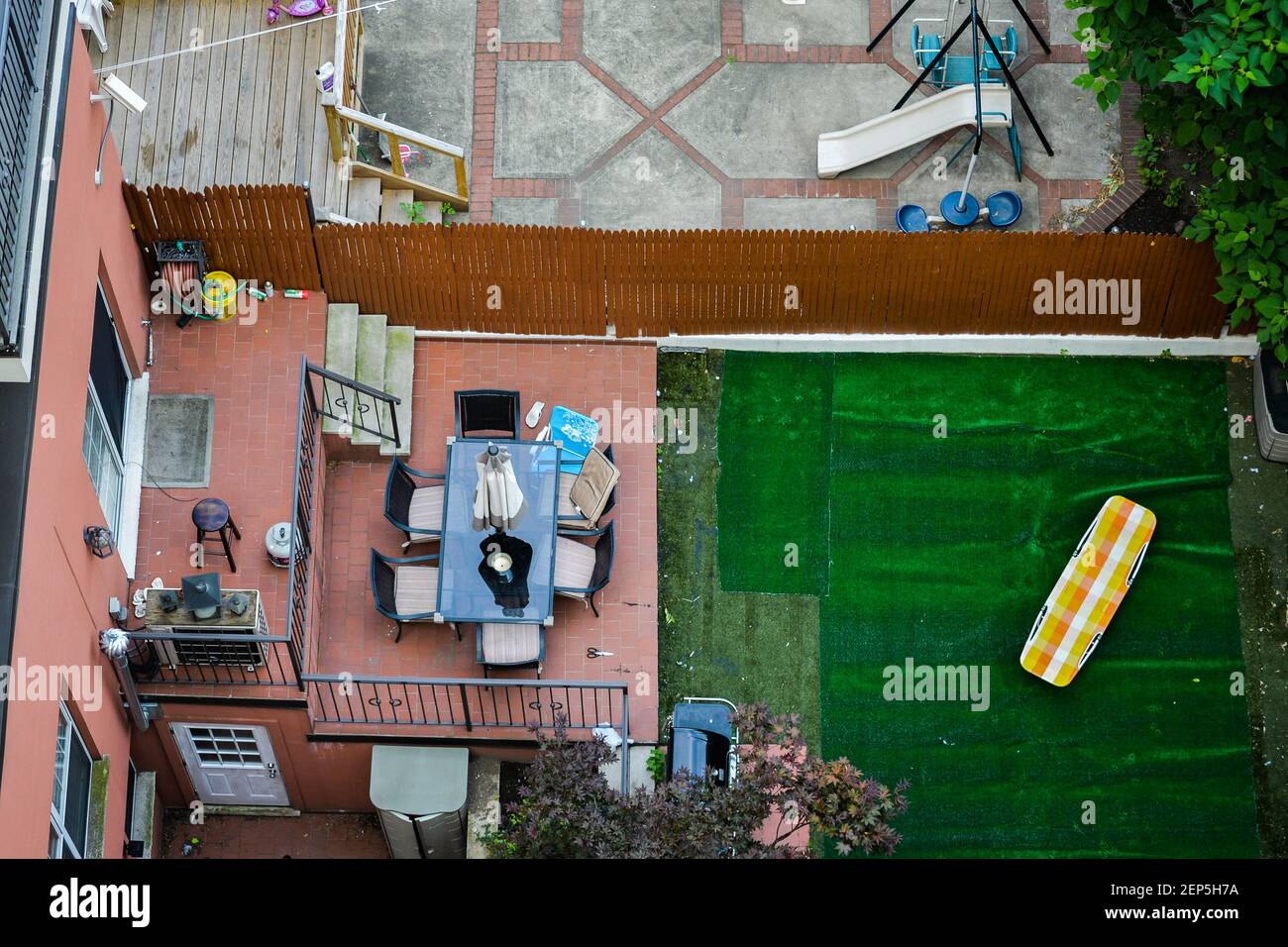 Urbane Hinterhöfe in Brooklyn, NY, USA, zeigen den Wunsch nach einem grünen Erholungsraum neben Häusern. Stockfoto