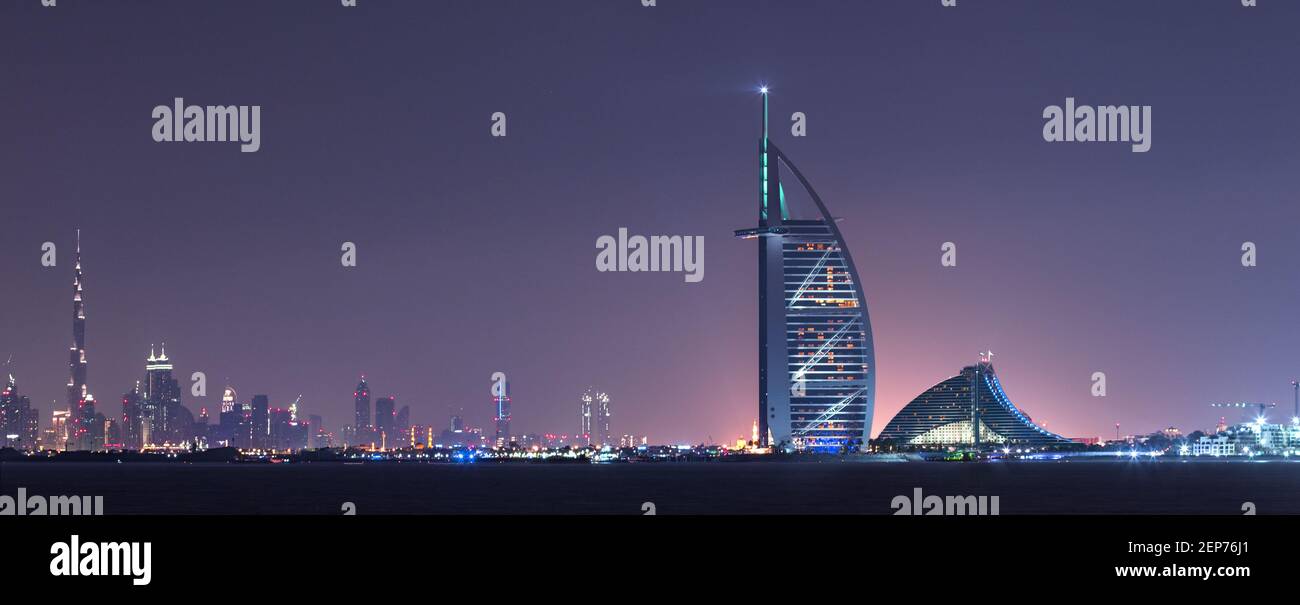Burj Al Arab und Burj Khalifa in einem wunderschönen Panoramablick bei Nacht Stockfoto