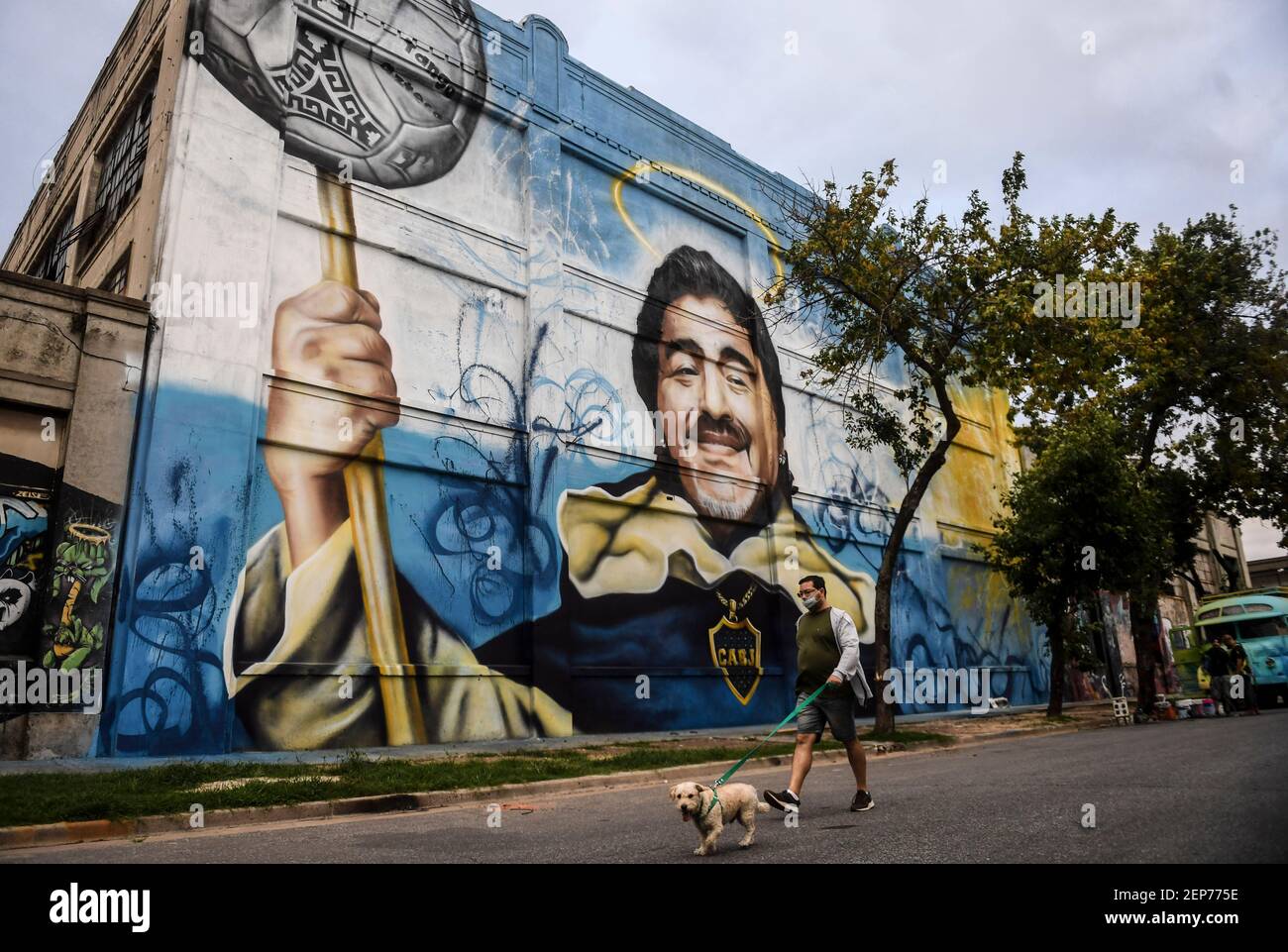 Buenos Aires, Argentinien. Februar 2021, 15th. Diego Maradona wird in einem Wandbild des Künstlers Segatori im Viertel La Boca als heiliger des Balls dargestellt, der ein Trikot des argentinischen Fußballvereins Boca Juniors trägt. "Das ist mein bescheidener Beitrag zur Ehrfurcht, die ihm auf der ganzen Welt gezahlt wird", sagt Segatori. Kredit: Fernando Gens/dpa/Alamy Live Nachrichten Stockfoto