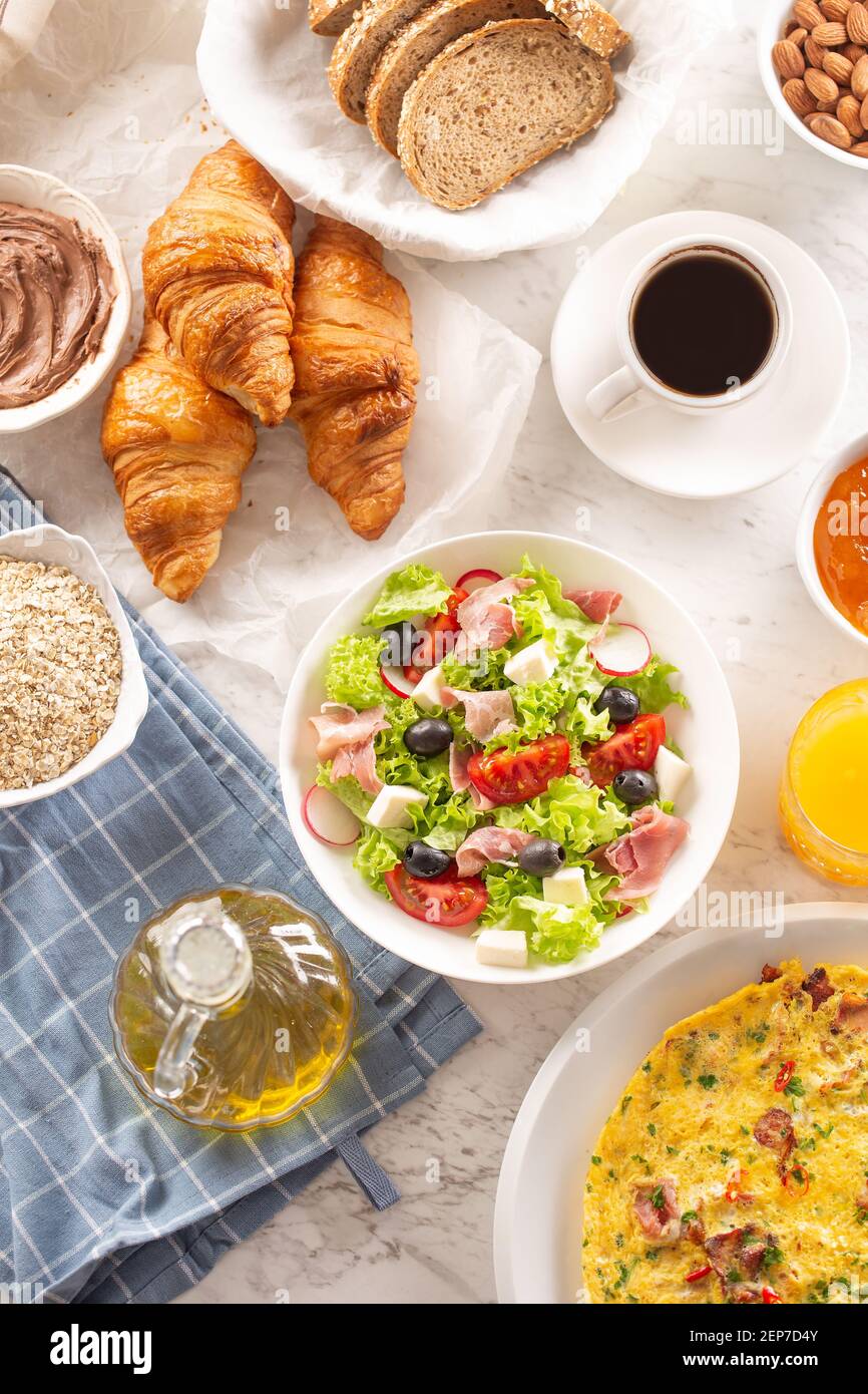 Reichhaltiges Frühstückssortiment mit Auswahl an gesunden Speisen, Kaffee und Saft Stockfoto