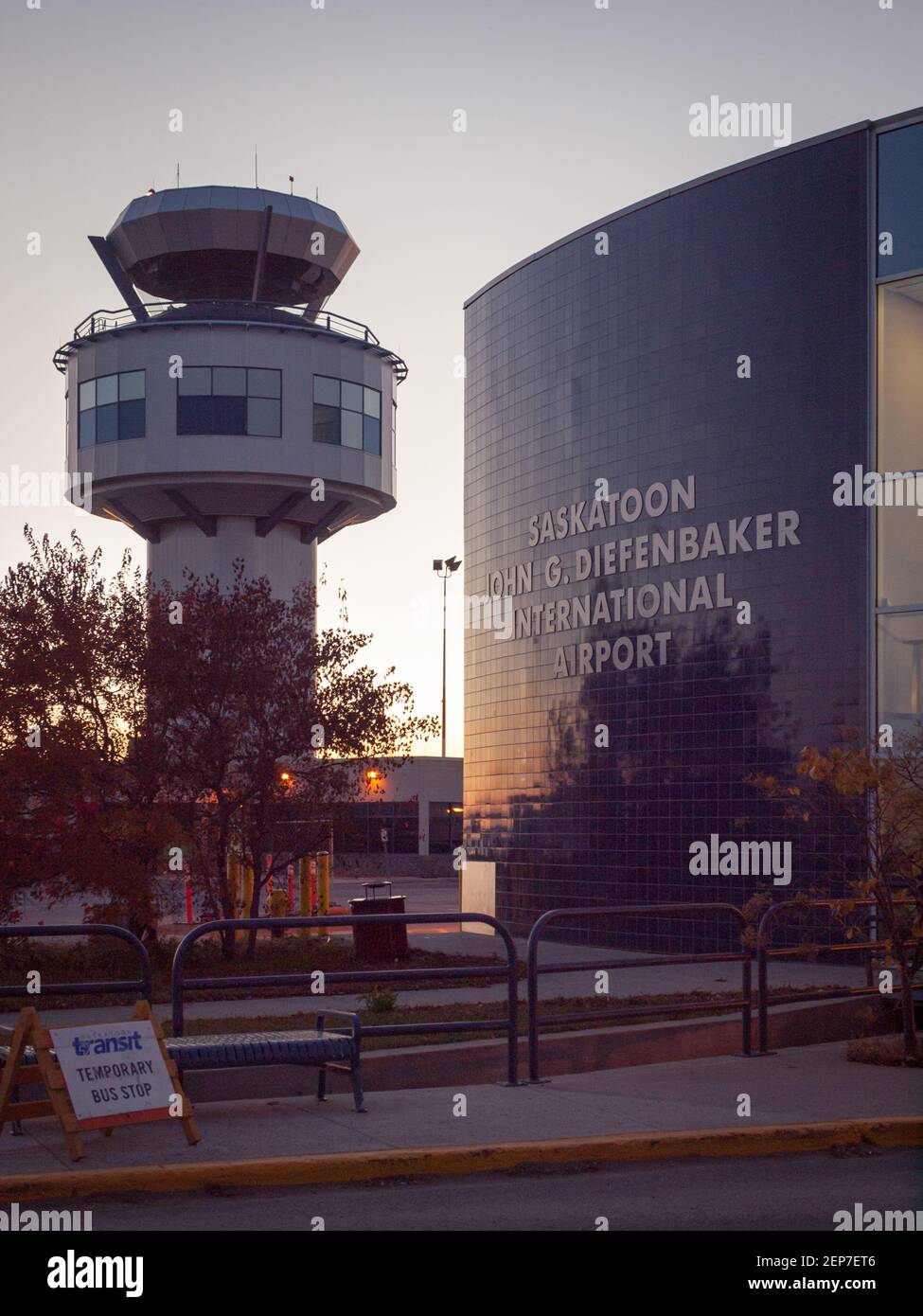 Blick auf den Kontrollturm und das Terminalgebäude des Saskatoon John G. Diefenbaker International Airport in Saskatoon, Saskatchewan, Kanada. Stockfoto