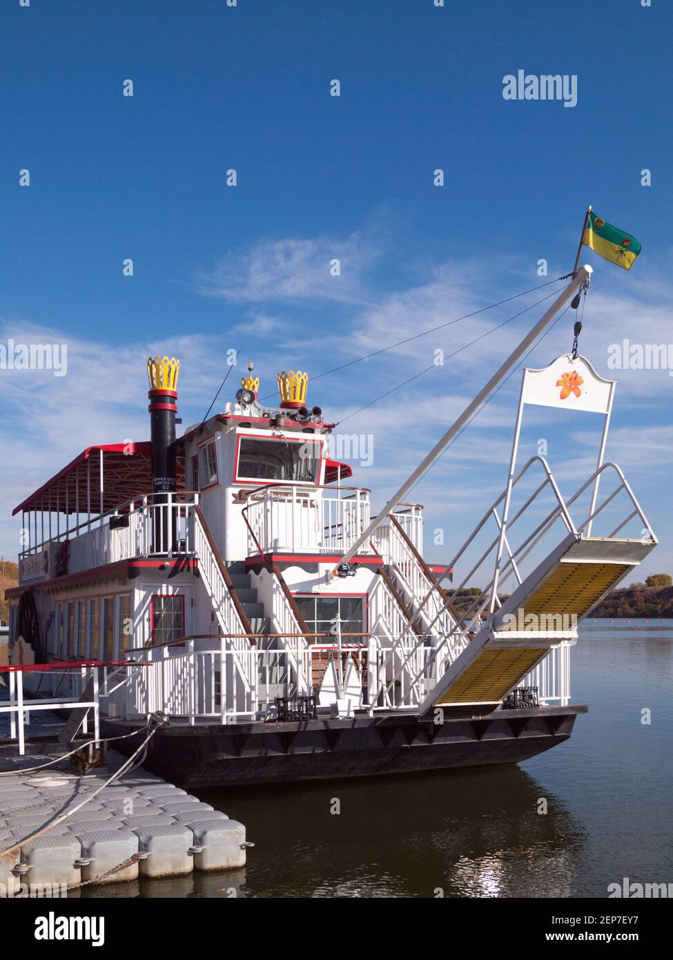 Das Prairie Lily Sightseeing Flussboot legte am South Saskatchewan River in Saskatoon, Saskatchewan, Kanada an. Stockfoto