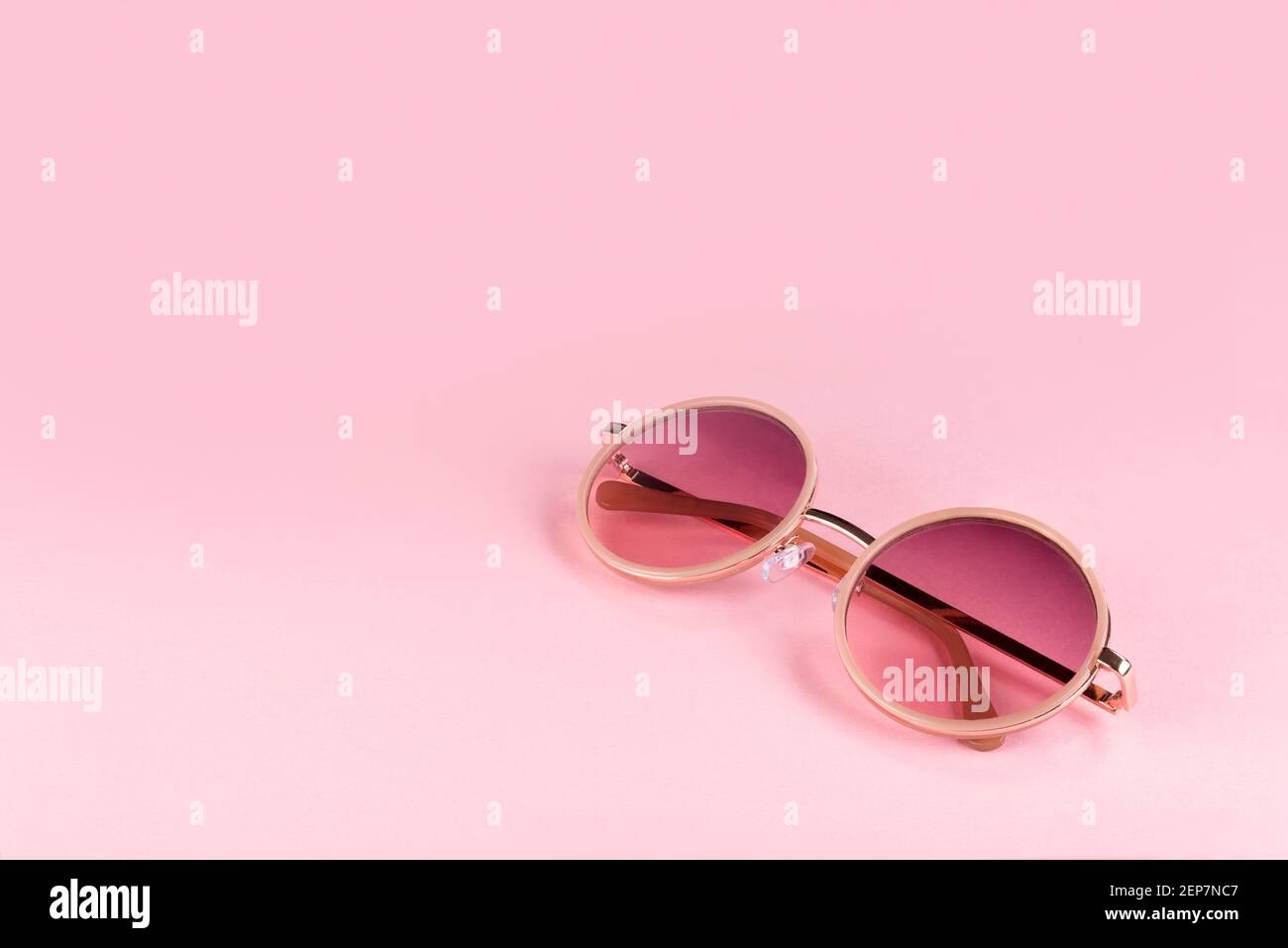 Pink eine violette Retro Psychedelic runde Sonnenbrille Stockfoto