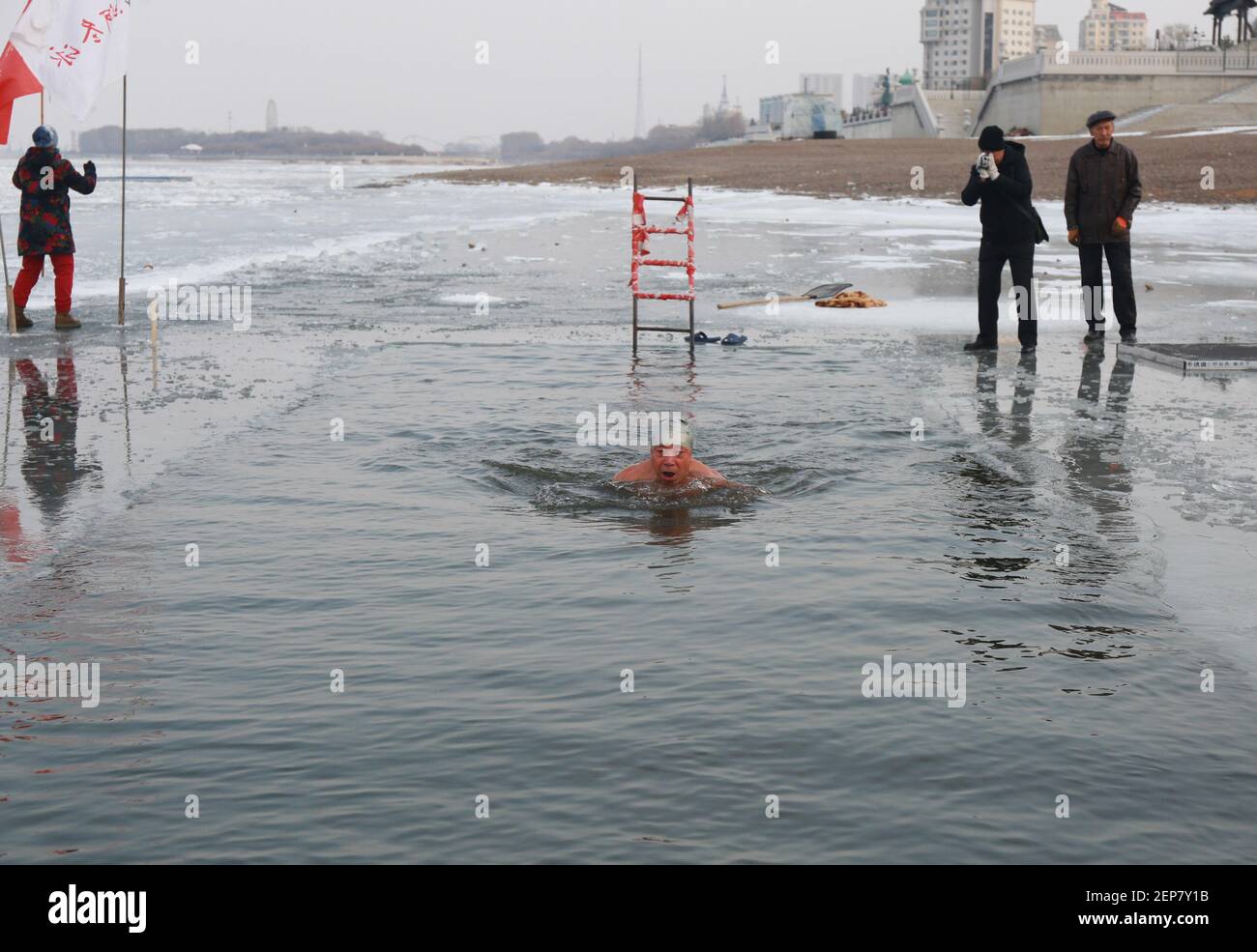 Heilongjiang, CHINA-die niedrigste Temperatur in der Heihe-Region der Provinz Heilongjiang ist in den letzten Tagen aufgrund der kalten Luft am 10. November 2019 auf 15 Grad unter Null gesunken.Fans des Winterschwimmverbands Heihe, der gerne im Winter schwimmt, trotzten den eisigen Temperaturen, um in den Gletschern von Heilongjiang ohne Rast zu schwimmen. CHINA OUT) (Foto von /Sipa USA) Stockfoto