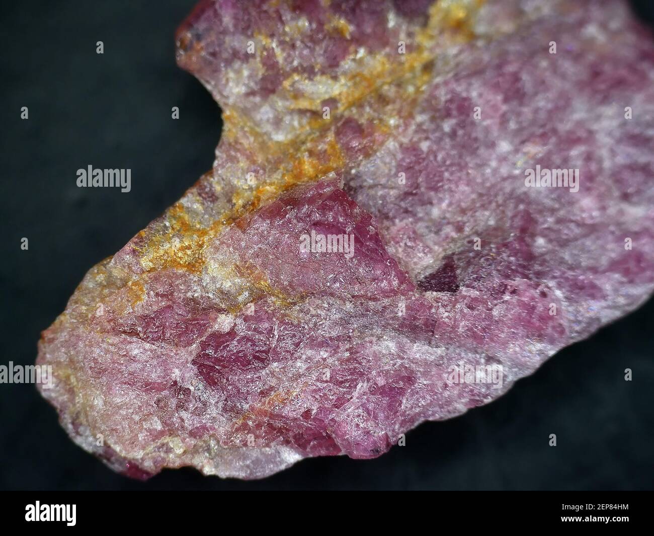 Rubellit, roter Turmalin in einem Makro Stockfoto