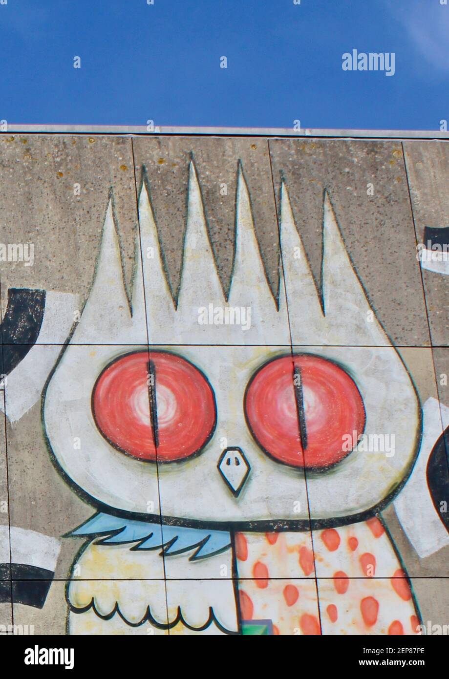 Quirky Owl - Wandbild am Chichester College. Stockfoto