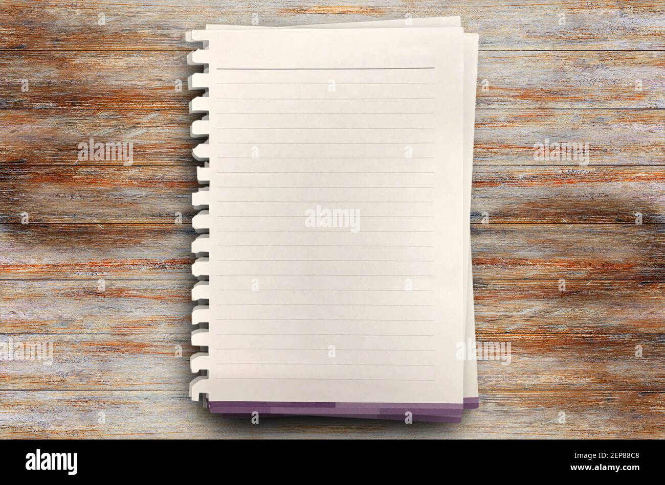 Draufsicht mit drei weißen Papier auf Holztisch am Büroarbeitsplatz. Leere Pad Papier bereit für Ihren Text und neue Idee. Stockfoto