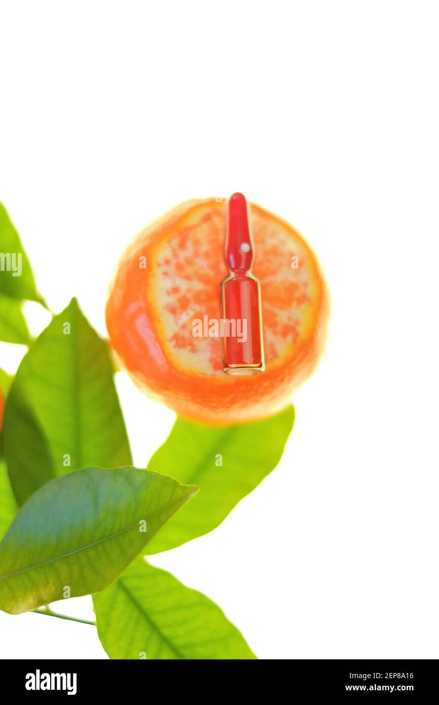 Vitamin C. Serum mit Vitamin C. Glasampulle Nahaufnahme auf Mandarinen Früchte mit hellgrünen Blättern isoliert auf weißem Hintergrund.Prävention von Stockfoto