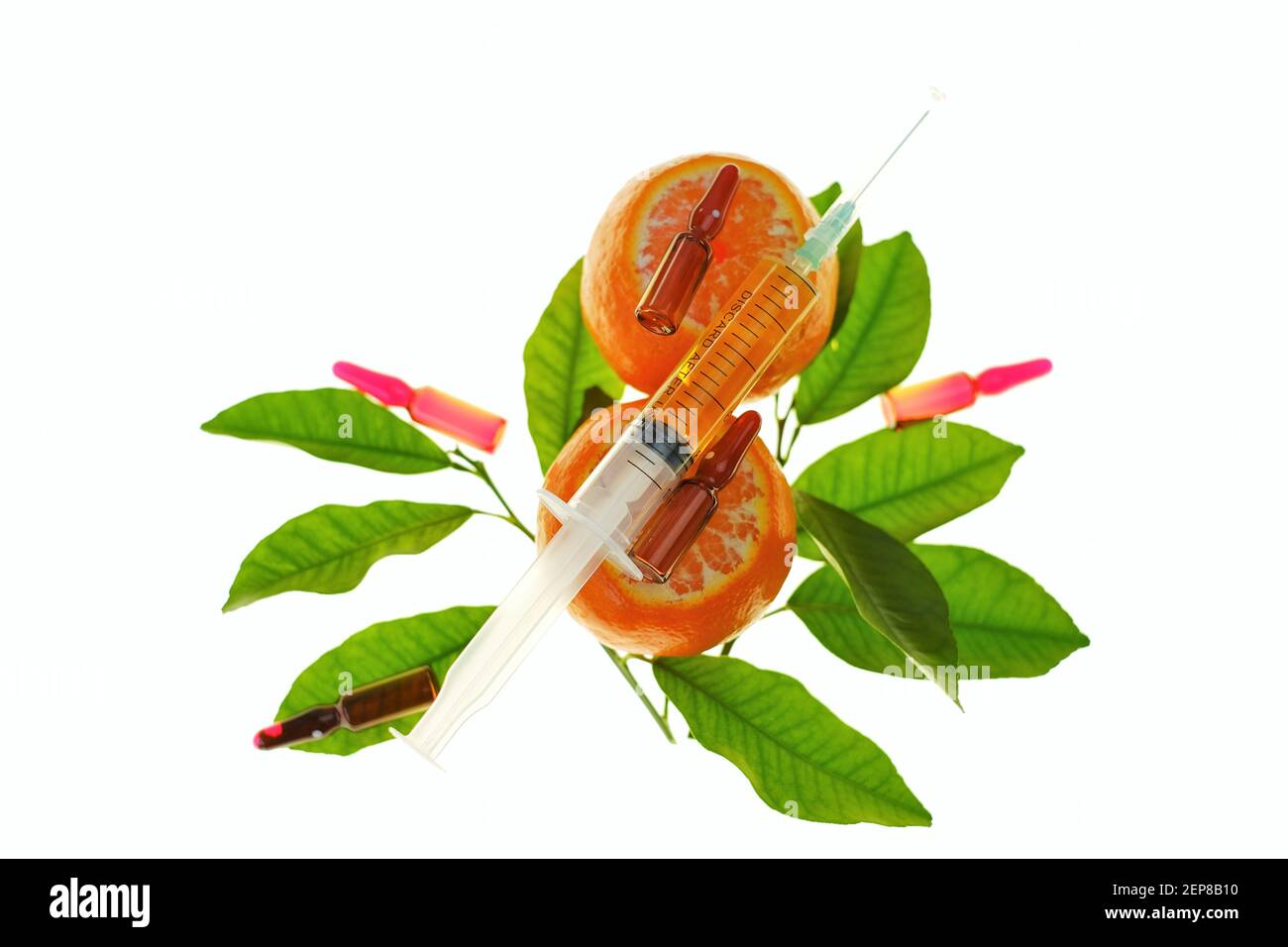 Vitamin C. Serum mit Vitamin C. Glasampullen Nahaufnahme auf Mandarinen Früchte mit grünen Blättern isoliert auf weißem Hintergrund.Prävention der Immunität Stockfoto