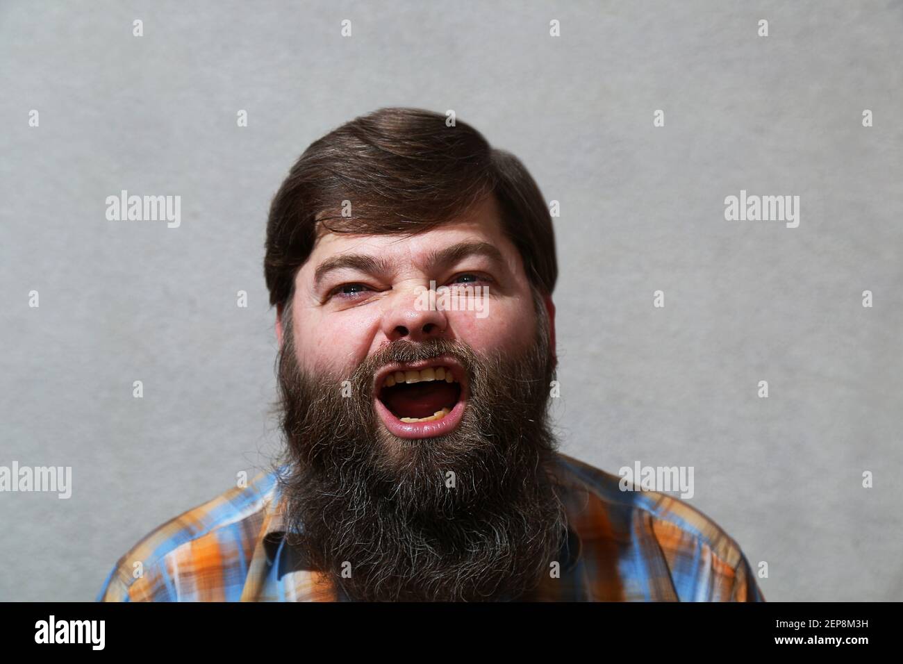 Hochformat. Ein Mann mit langem Bart und offenem Mund. Stockfoto