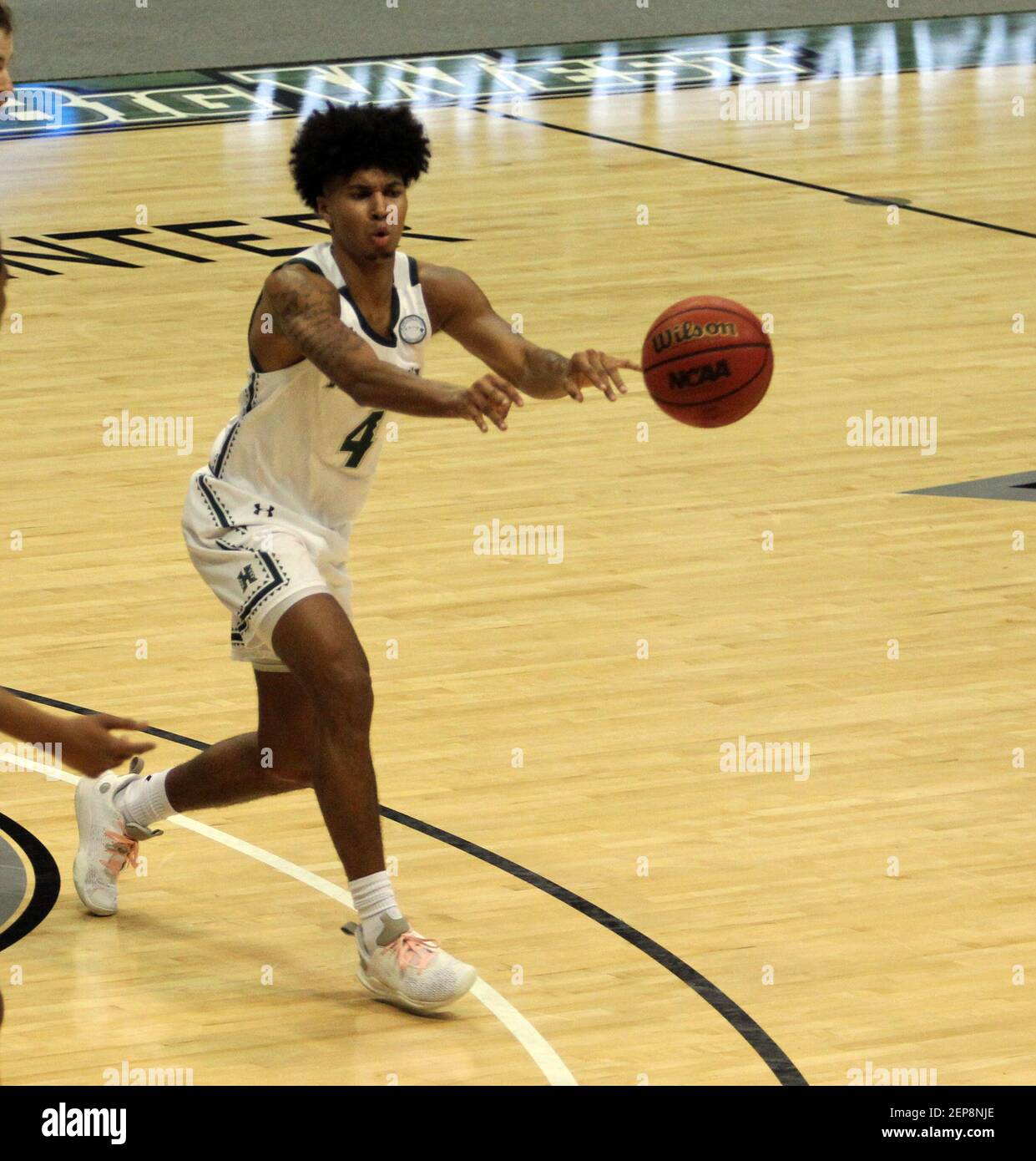 26. Februar 2021 - der Regenbogenkrieger-Wächter von Hawaii Noel Coleman #4 geht während eines Spiels zwischen den Regenbogenkriegern von Hawaii und dem Long Beach State 49ers in der simplifi Arena im Stan Sheriff Center in Honolulu, HI - Michael Sullivan/CSM, den Ball aus Stockfoto