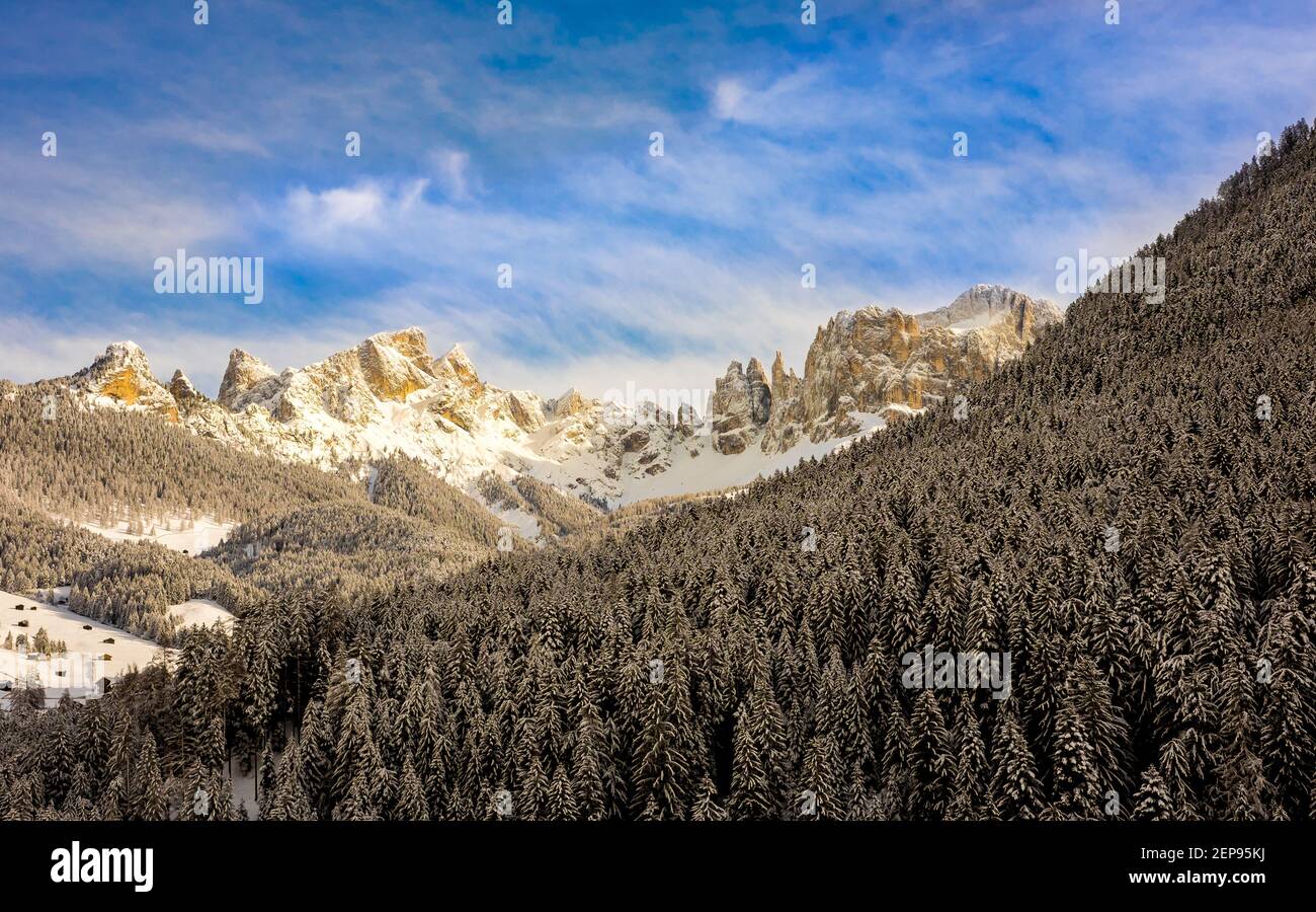 Rosengarten in den Dolomiten im Winter. Bitte beachten Sie die kleinen Holzhütten. Stockfoto