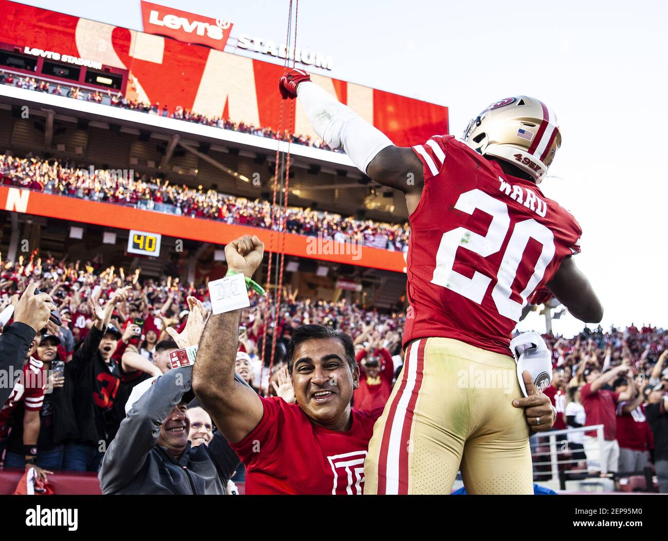 Nov 17 2019 Santa Clara U.S.A. CA San Francisco free Safety Jimmie ward (20) feiert einen großen Sieg 49ers Fans nach dem NFL Football Spiel zwischen den Arizona Cardinals und dem San Francisco 49ers 36-26 Sieg im Levi Stadium Santa Clara Calif. Thurman James / (Foto by Thurman James/CSM/Sipa USA) Stockfoto