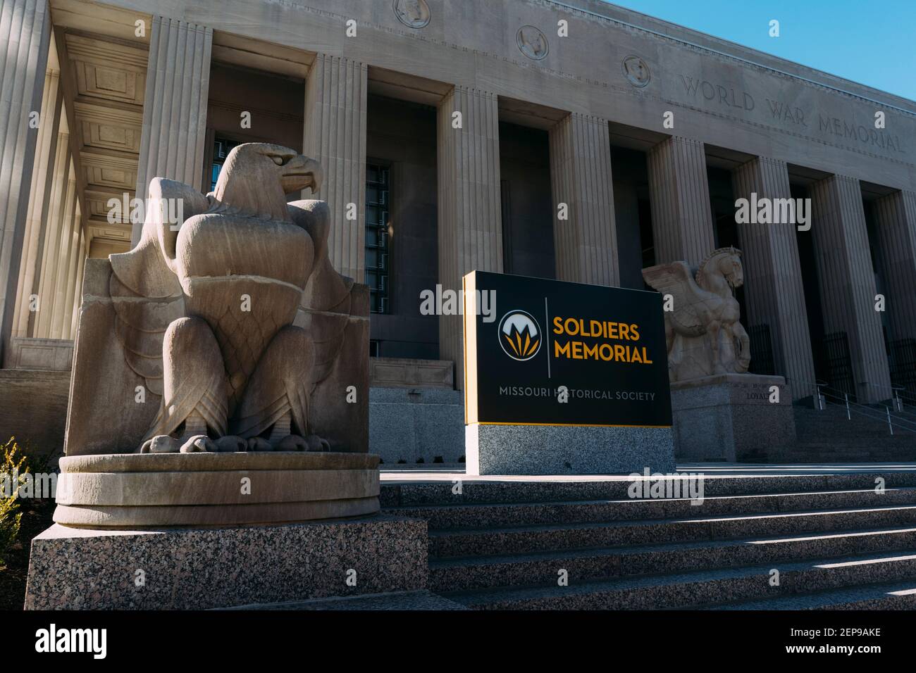 Blick auf das World war Memorial mit Adlerstatue am Soldiers Memorial der Missouri Historical Society. Stockfoto
