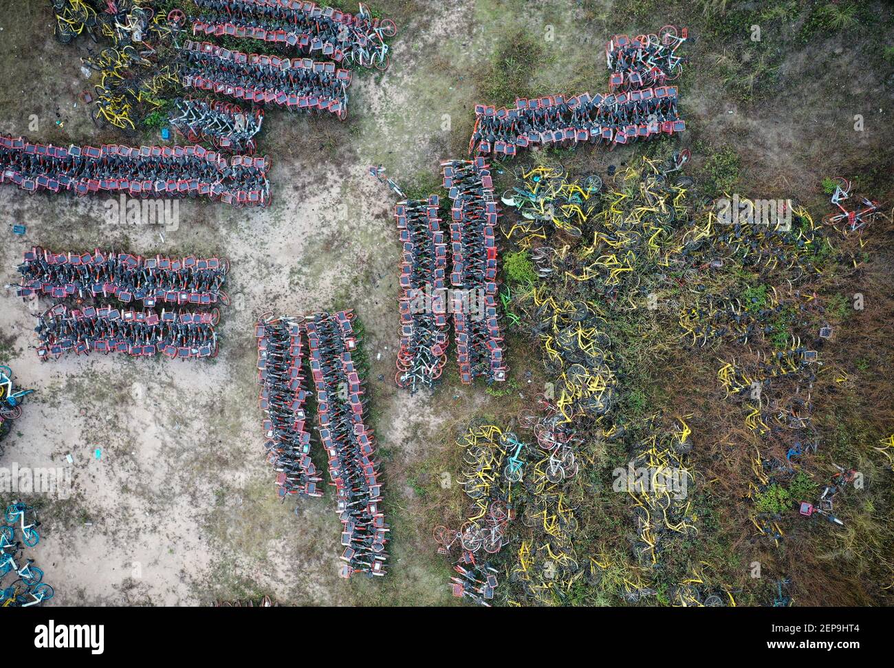 Luftaufnahme der Stapel von verlassenen und gebrochenen Fahrrädern in einem Vorort in Guangzhou, südchinesische Provinz Guangdong, 20. November 2019. (Foto von Huang Hechang - Imaginechina/Sipa USA) Stockfoto