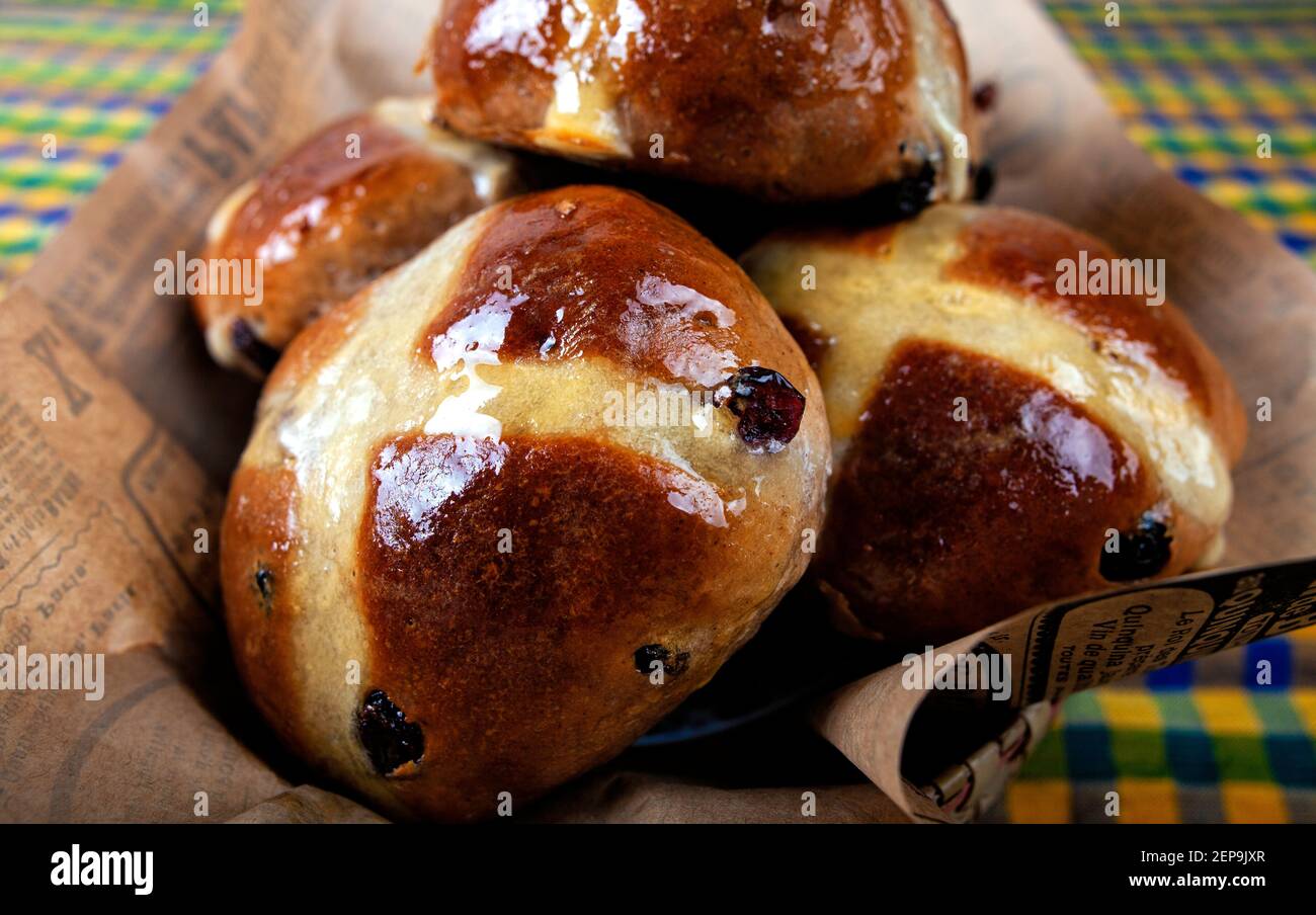 Fünf heiße Kreuzbrötchen in einem Korb zu Ostern. Stockfoto