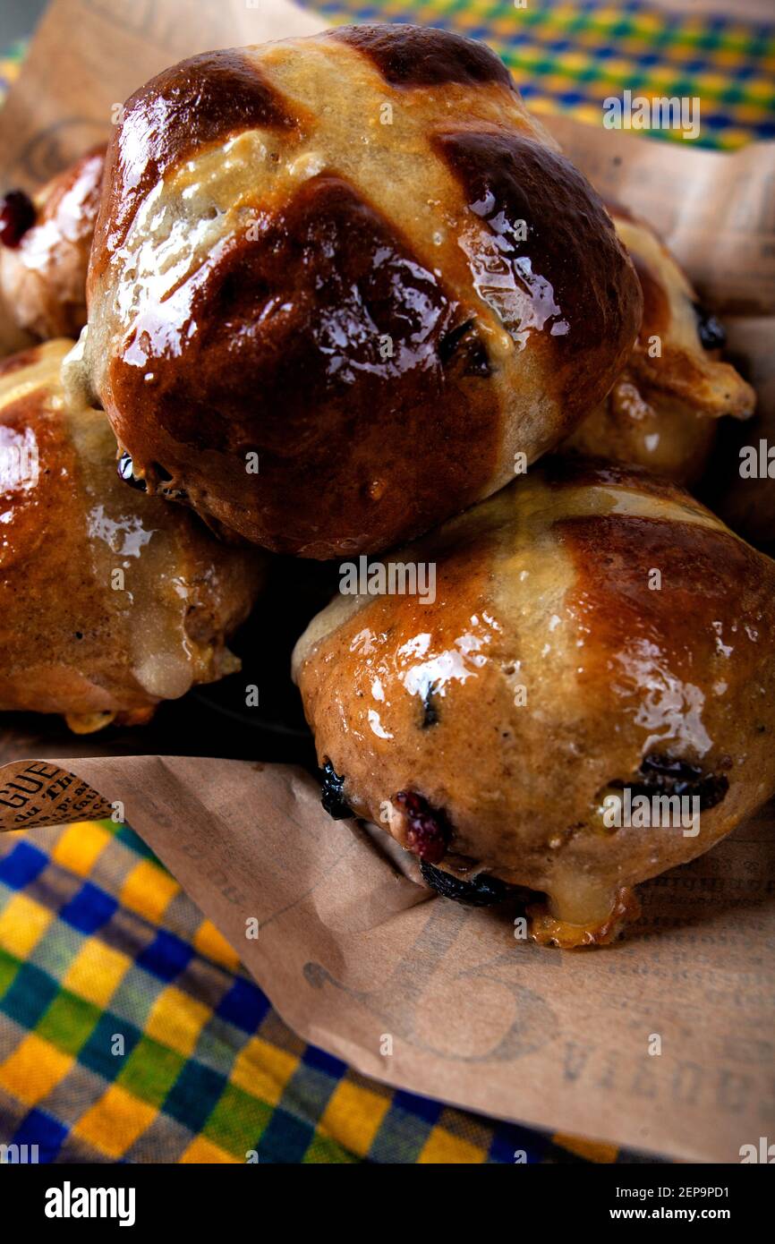 Fünf heiße Kreuzbrötchen in einem Korb zu Ostern. Stockfoto