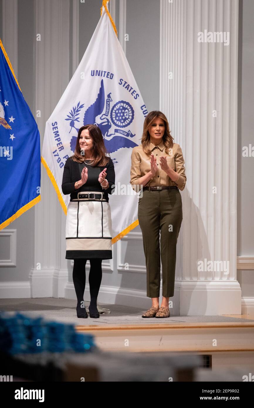 Zweite Dame Karen Pence, links, und First Lady der Vereinigten Staaten Melania Trump erscheinen am Mittwoch, den 20. November 2019, im nationalen Hauptquartier des Amerikanischen Roten Kreuzes in Washington, D.C.. (Amanda Andrade-Rhoades/Sipa USA) Stockfoto