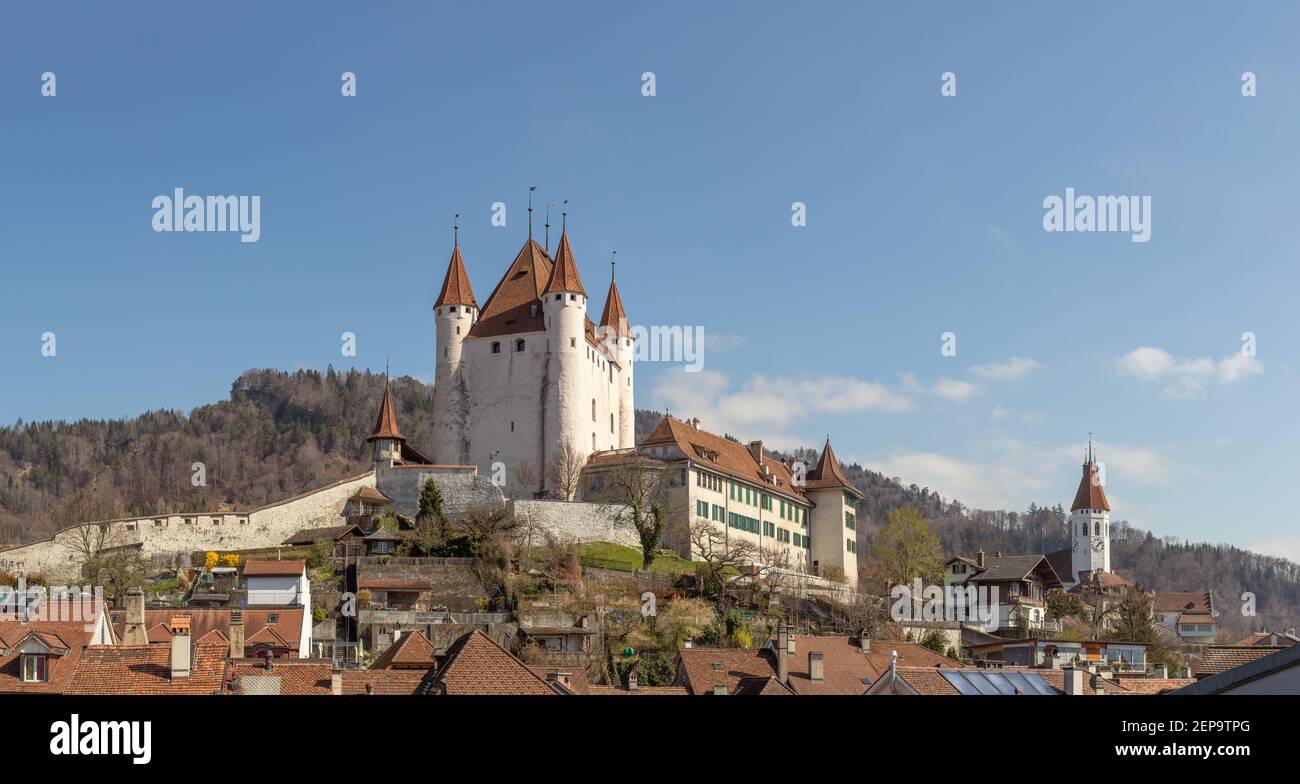 Thun City Skyline mit Panoramablick auf mittelalterliche Burg und Kirche an sonnigen Tagen ein schweizer Reiseziel in der schweiz bern. Stockfoto