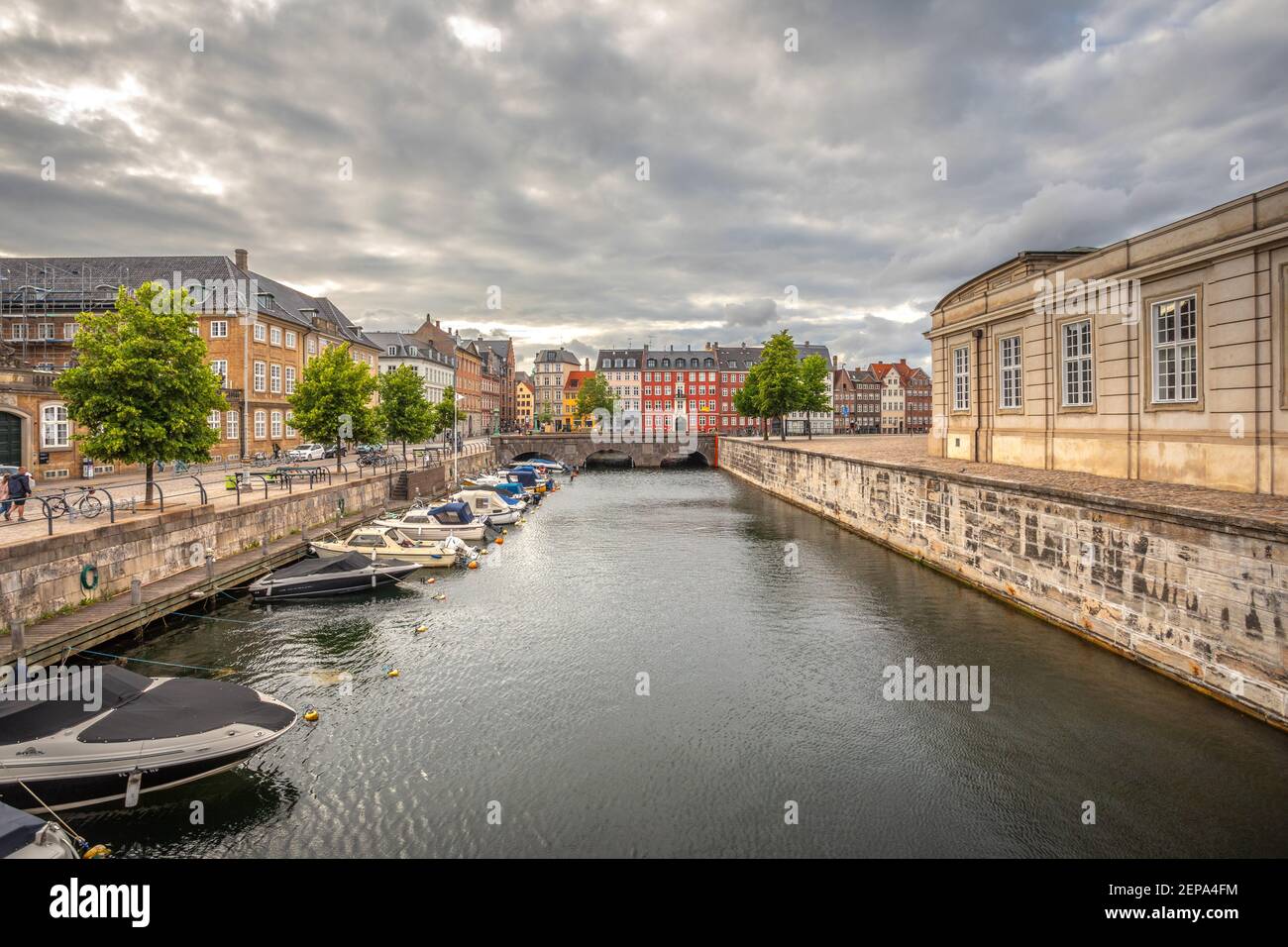 Frederiksholms Kanal ist ein Kanal im Zentrum von Kopenhagen, Dänemark, der entlang der südwestlichen Seite von Slotsholmen verläuft Stockfoto