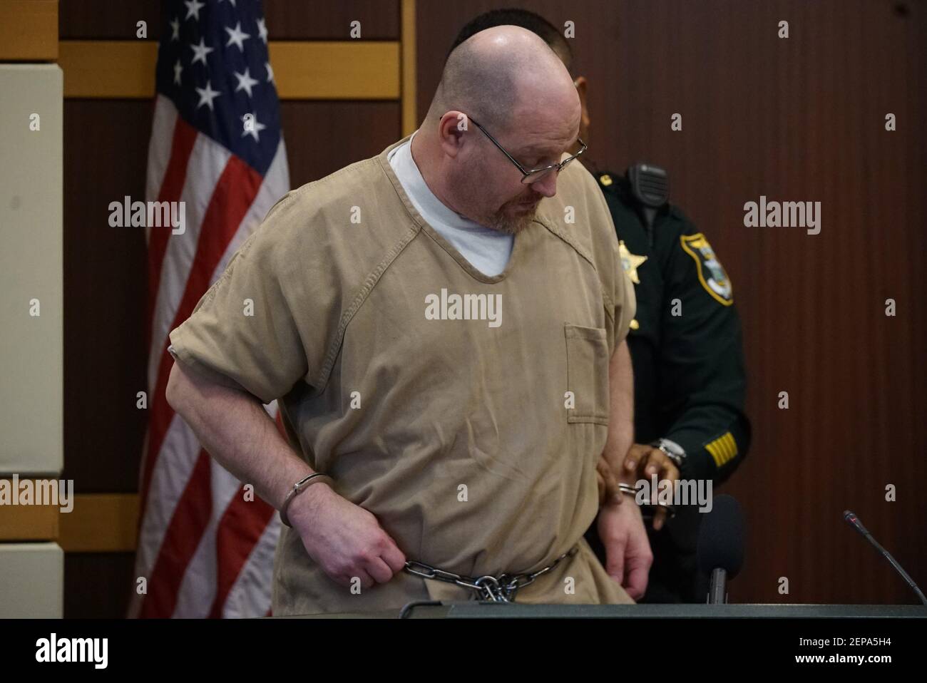 Curtis Wayne Wright Jr Wird Aus Dem Gerichtssaal Gegangen Nachdem Er Im Mark Sievers Prozess Gezeugt Hat Der Wegen Mordes Ersten Grades Und Verschworung Wegen Mordes An Seiner Frau Teresa Sievers Angeklagt Ist