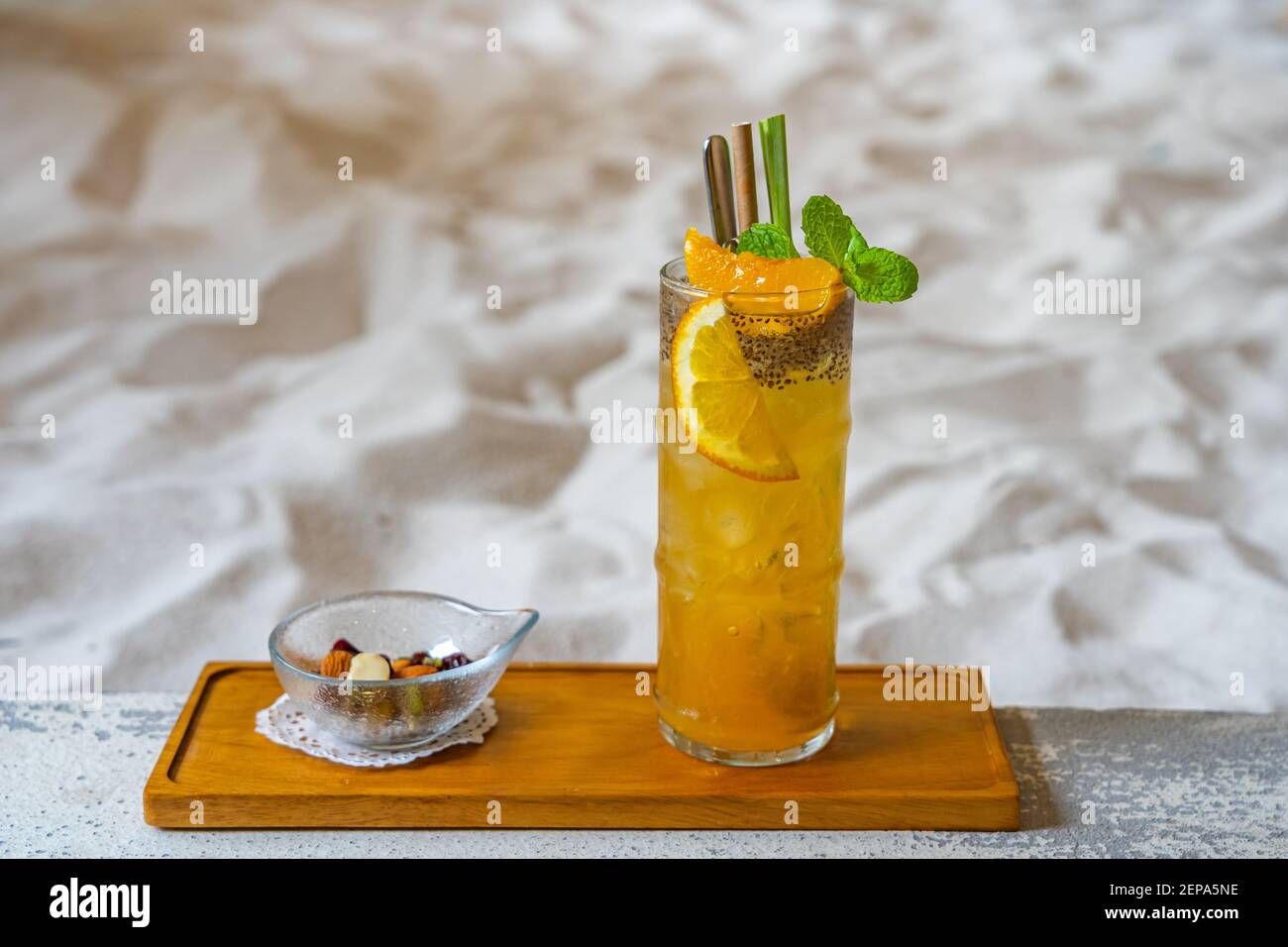 Tropische Chiasamen Pfirsich und Orangentee auf weißem Sand Hintergrund Stockfoto