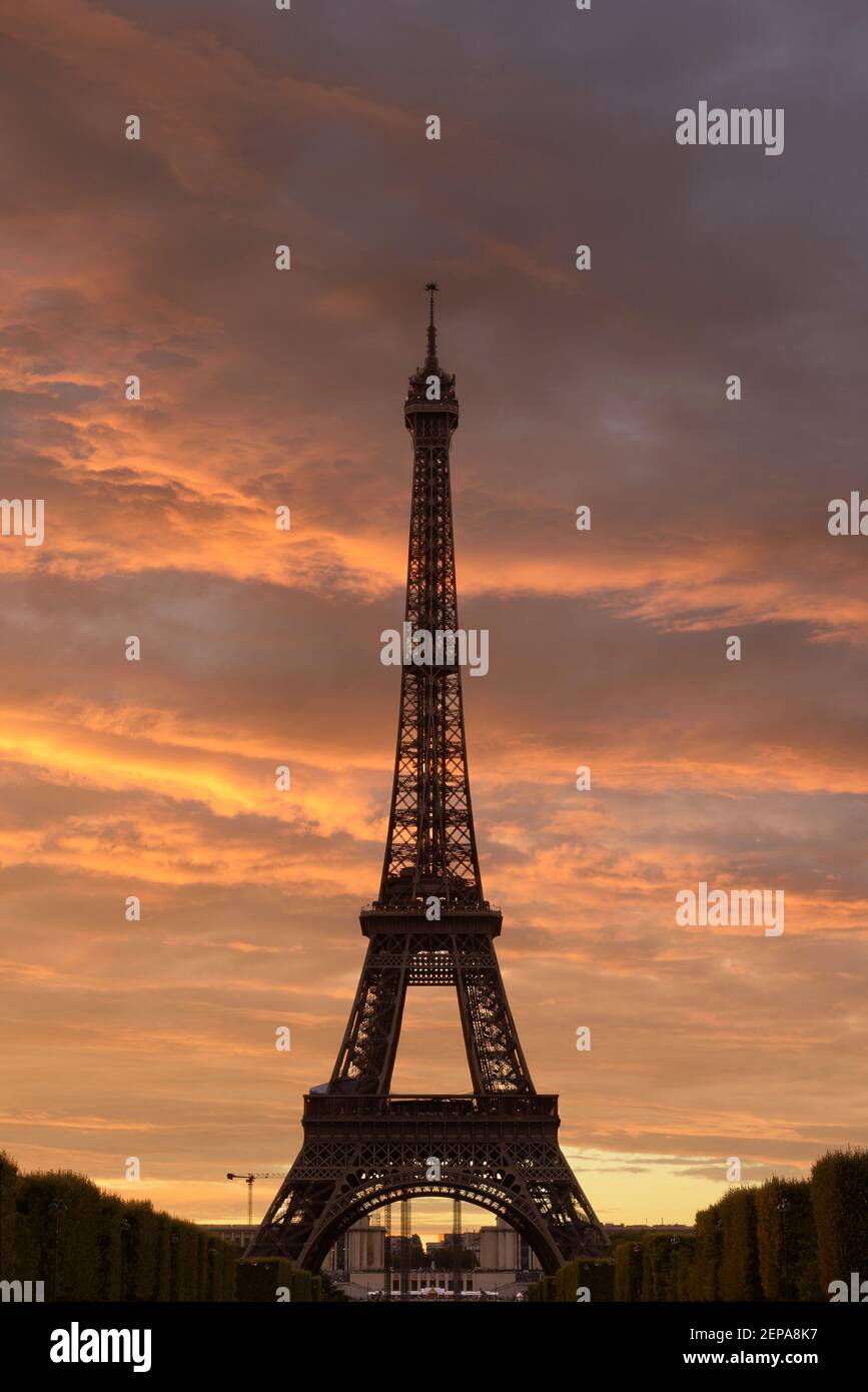 Ein feuriger Sonnenuntergang entfacht den Himmel hinter dem berühmten Eiffelturm in Paris, Frankreich. Stockfoto