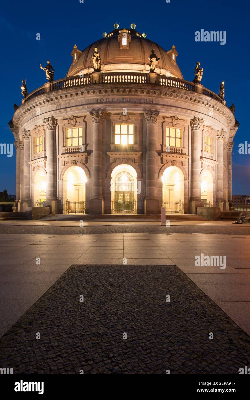 Das Bode Museum beleuchtet bei Nacht in Berlin, Deutschland. Stockfoto
