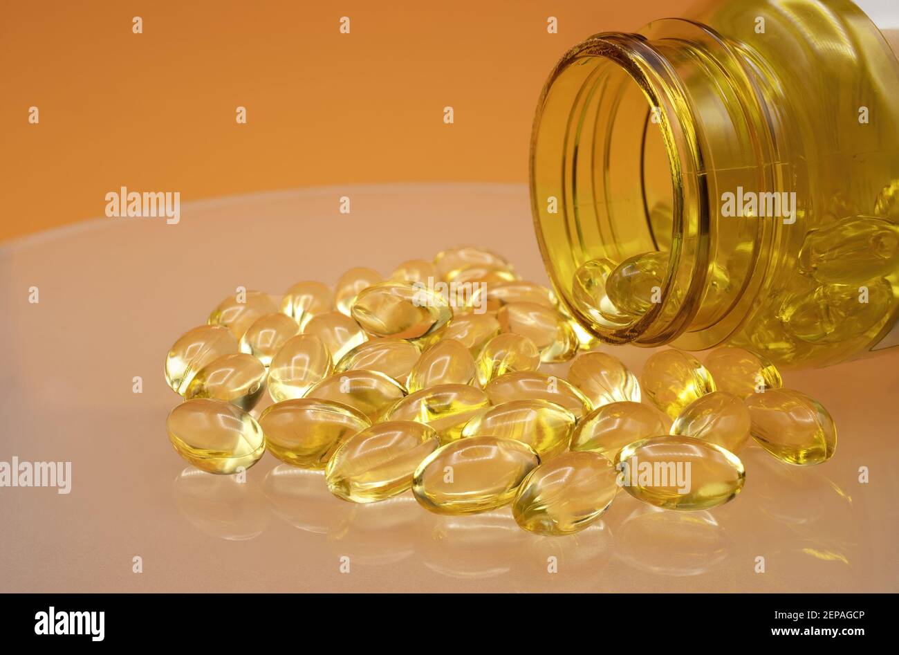 Einige weiche Kapseln von Omega 3, Kabeljauöl, Vitamin D und Vitamin A Stockfoto