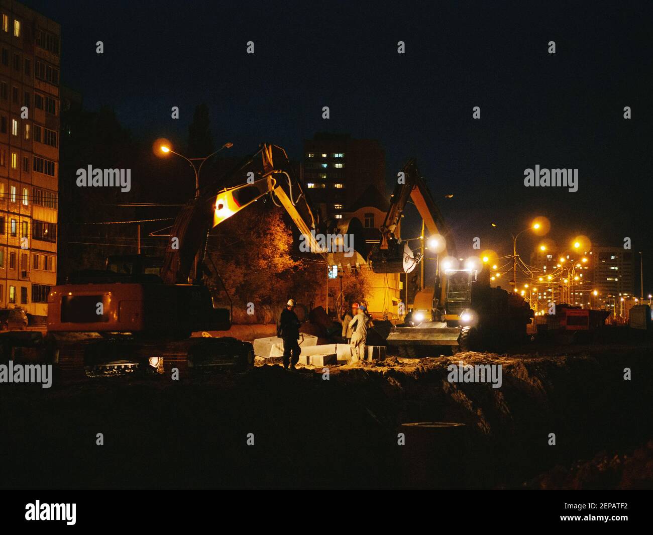 Städtische Arbeiten nachts, Bagger entfernen Notkommunikationswrack Stockfoto