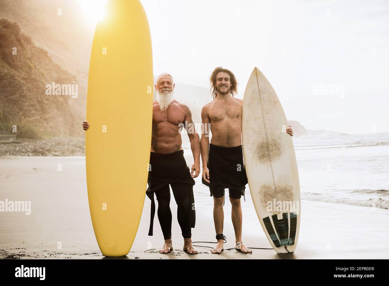 Multigeneration Freunde Spaß beim Surfen am Strand - Focus Auf Flächen Stockfoto