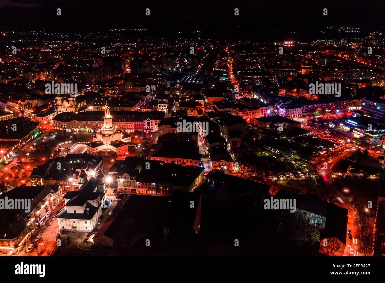 Nachtstraßen von Ivano-Frankiwsk, Ivano-Frankiwsk in der Nacht Lichter von oben Blick, moderne und schöne Stadt. Stockfoto