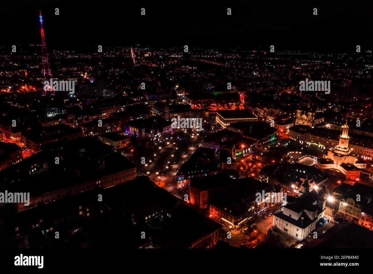 Nachtstraßen von Ivano-Frankiwsk, Ivano-Frankiwsk in der Nacht Lichter von oben Blick, moderne und schöne Stadt. Stockfoto