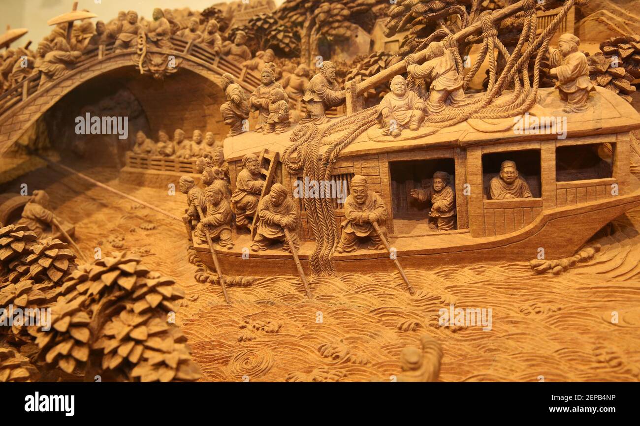 Jiangsu, CHINA - EINE Mahagoni-Skulptur mit dem Titel "Aufsteigen des  Flusses beim Qingming Festival" im Yuanhong Holzschnitzmuseum in Hai "einer  Stadt, Ost-Chinas Provinz Jiangsu, 27. November 2019. Nach Angaben der  Mitarbeiter, die