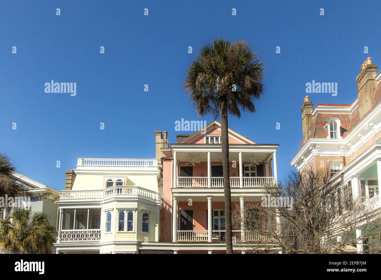Charleston, South Carolina, USA - 20. Februar 2021: Historische Häuser entlang der berühmten Rainbow Row im Herzen der historischen Innenstadt von Charleston Stockfoto
