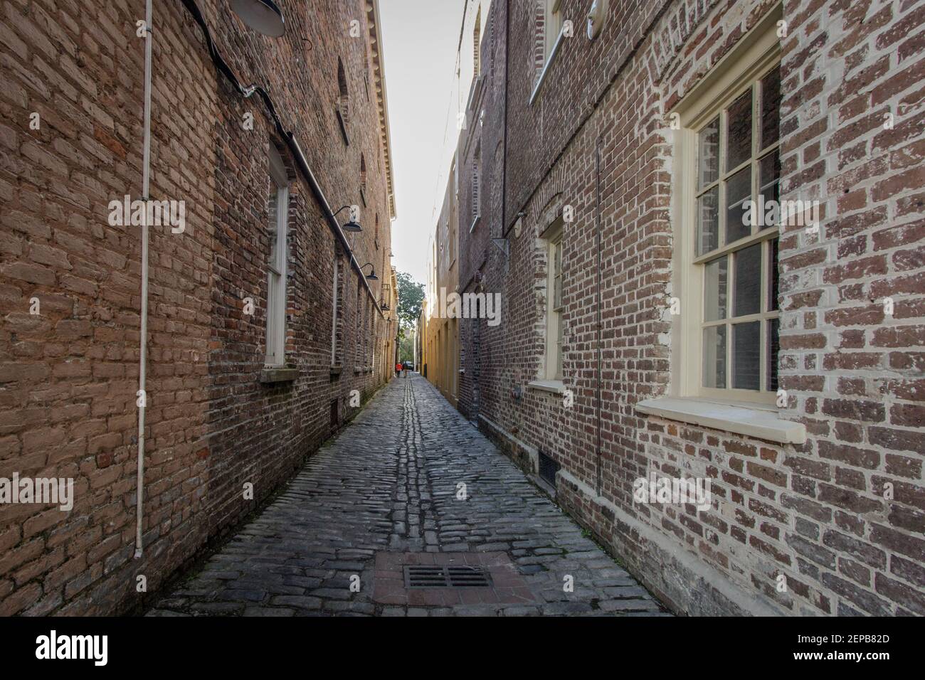 Die Lodge Alley in Charleston, South Carolina, ist eine der wenigen Kopfsteinpflasterstraßen der Stadt. Charleston ist berühmt für seine versteckten und geheimen Gassen Stockfoto