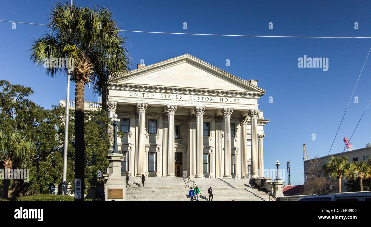 Charleston, South Carolina, USA - 20. Februar 2021: Außenansicht des historischen United States Custom House. Stockfoto