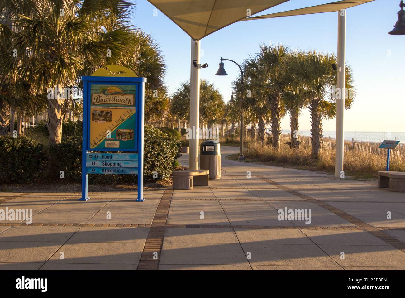 Myrtle Beach, South Carolina, USA - 24. Februar 2021: Schild auf der Myrtle Beach Promenade mit Karte und Liste der Sehenswürdigkeiten entlang der Promenade. Stockfoto