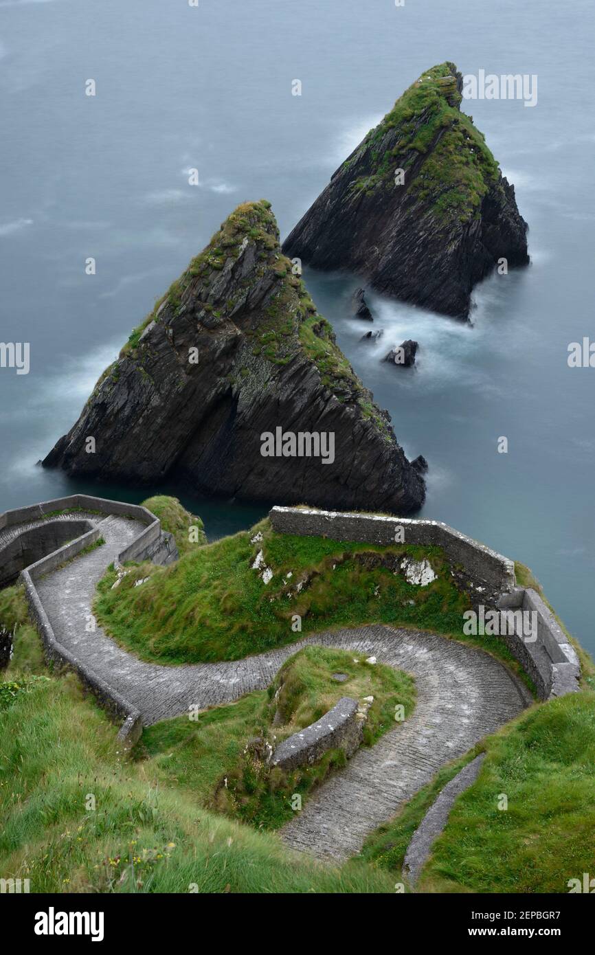 Ein gewundener Pfad führt zum Dunquin Pier auf der Halbinsel Dingle, Irland. Stockfoto