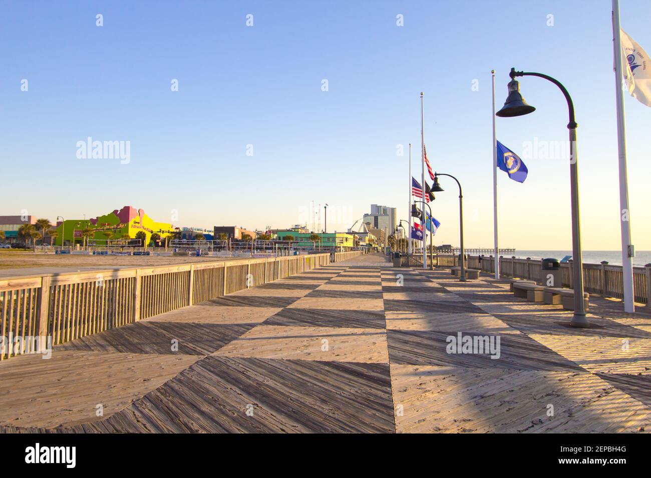 Myrtle Beach, South Carolina, USA - 25. Februar 2021: Avenue of Flags entlang des weltberühmten Myrtle Beach Boardwalk in South Carolina. Stockfoto