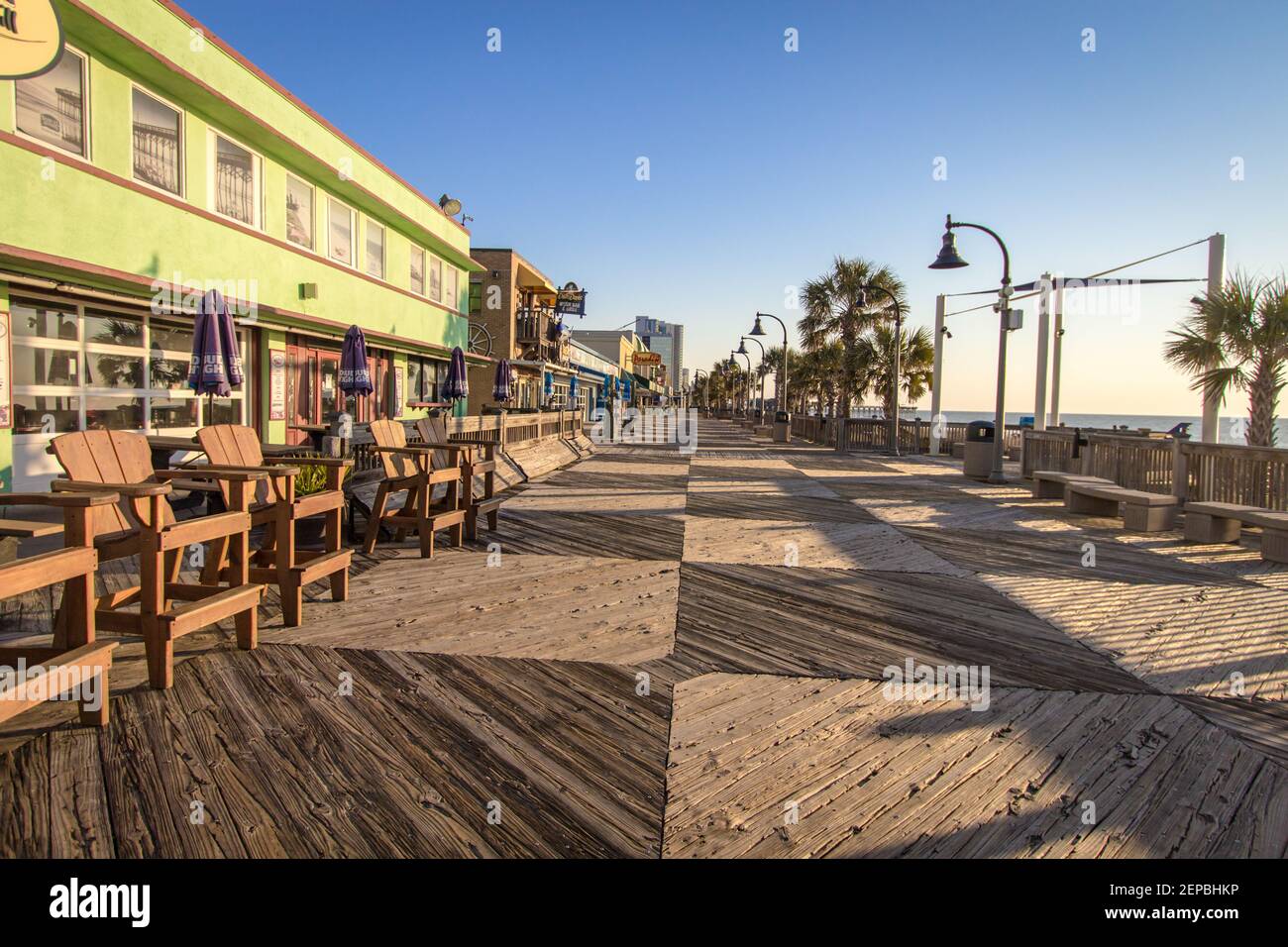 Mrytle Beach, South Carolina, USA - 25. Februar 2021: Blick auf den Myrtle Beach Boardwalk mit leeren Essbereichen im Freien, die für Gäste eingerichtet sind. Stockfoto