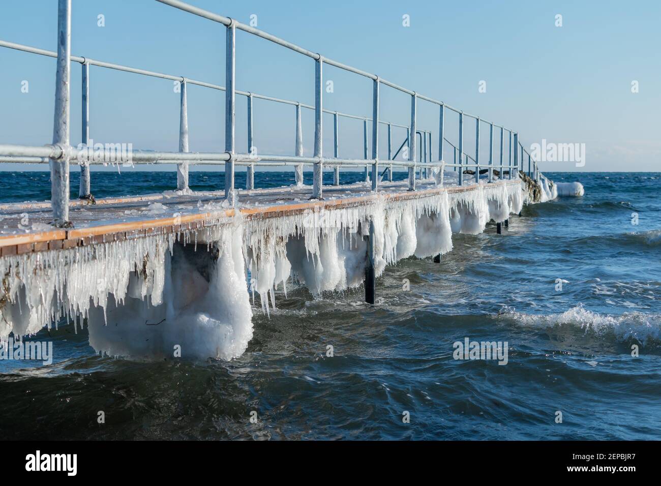 Eiszapfen unter dem Pier in Dänemark Tageszeit Stockfoto