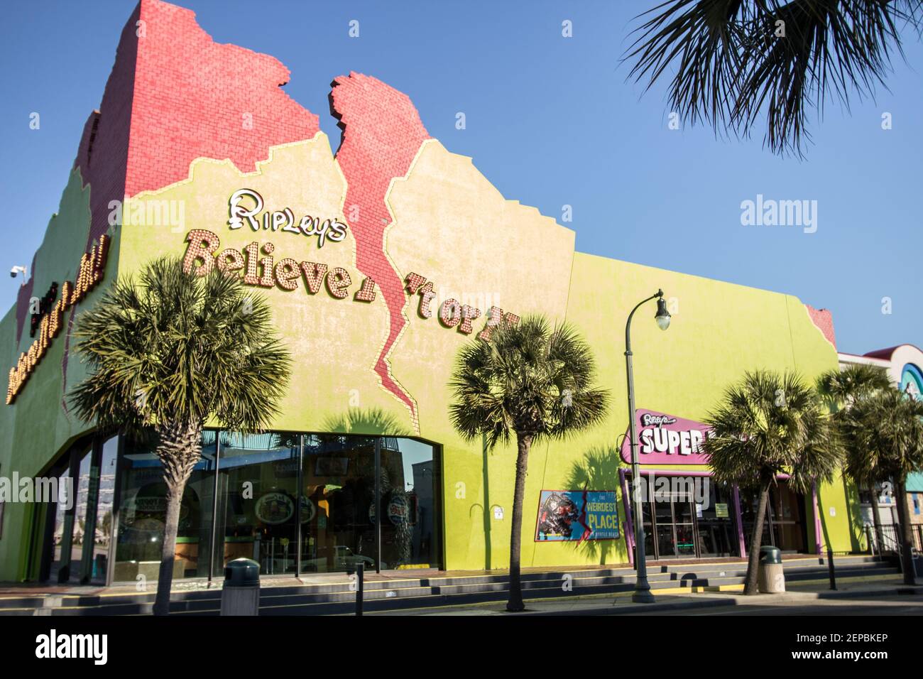 Myrtle Beach, South Carolina, USA - 25. Februar 2021: Neu renovierte Außenfassade des Ripley's Believe IT or Not Museum in der Innenstadt von Myrtle Beach. Stockfoto
